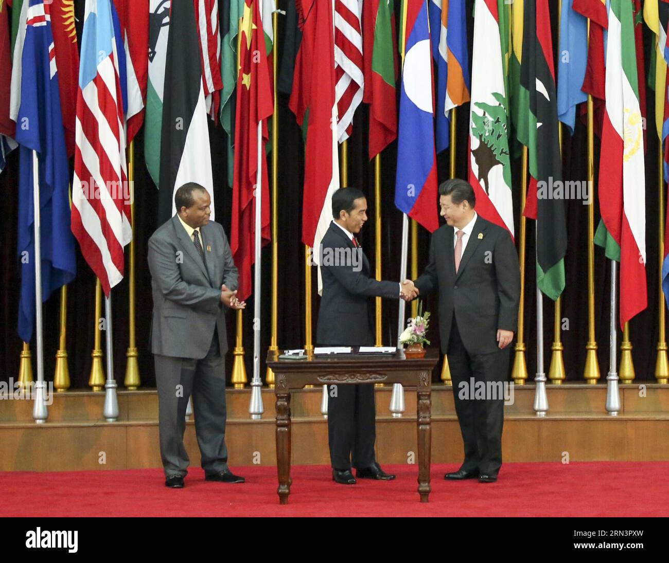 (150424) -- BANDUNG, 24. April 2015 -- der chinesische Präsident Xi Jinping (R), der indonesische Präsident Joko Widodo (C) und Swasiland König Mswati III unterzeichnen die Bandung-Botschaft in Bandung, Indonesien, 24. April 2015. XI Jinping und andere asiatische und afrikanische Führer nahmen hier am Freitagmorgen an einer Reihe von Veranstaltungen zum Gedenken an die historische Bandung-Konferenz von 1955 Teil. (zhs) INDONESIEN-CHINA-XI JINPING-BANDUNG BOTSCHAFT MaxZhancheng PUBLICATIONxNOTxINxCHN Bandung 24. April 2015 chinesischer Präsident Xi Jinping r indonesischer Präsident Joko Widodo C und Swasiland König Mswati III unterzeichnen in Kraft den Stockfoto