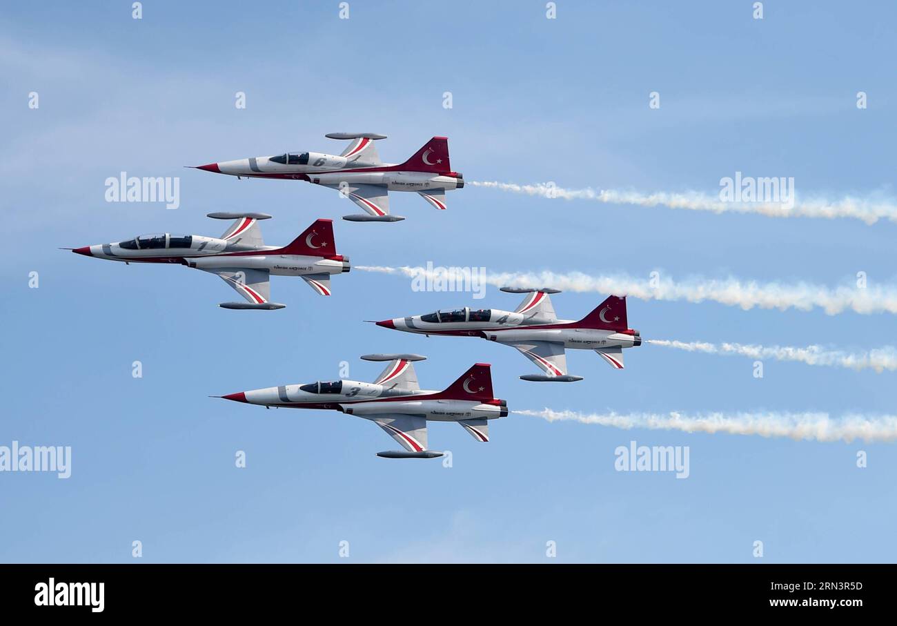 (150424) -- CANAKKALE, 24. April 2015 -- Flugzeuge des Kunstflugteams treten während einer Zeremonie anlässlich der historischen Schlacht von Gallipoli in Canakkale, Türkei, am 24. April 2015 auf. Der türkische Präsident Recep Tayyip Erdogan und der britische Prinz von Wales Charles Friday nahmen an mehr als 18.000 Personen Teil, um den 100. Jahrestag der Schlacht von Gallipoli zu begehen. TÜRKEI-CANAKKALE-100 Jahre GALLIPOLI SCHLACHT HexCanling PUBLICATIONxNOTxINxCHN Canakkale 24. April 2015 Flugzeuge des Aerobatic Teams treten während einer Zeremonie zur historischen Gallipoli Schlacht in Canakkale Türkei 24. April 2015 türkischer Präsident Recep auf Stockfoto