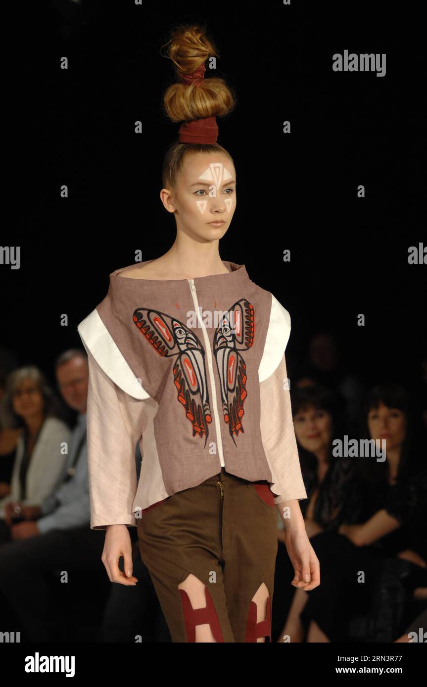 Ein Modell präsentiert eine Kreation des georgischen Designers Kakha, die am letzten Tag der 9. Öko-Fashion-Woche in Vancouver, Kanada, am 24. April 2015 präsentiert wird. Die 4-tägige Eco-Fashion Week zeigt nachhaltige Mode aus umweltfreundlichen Stoffen und Materialien.)(zhf) CANADA-VANCOUVER-ECO FASHION WEEK SergeixBachlakov PUBLICATIONxNOTxINxCHN A Model präsentiert eine Kreation von georgianischen Designern Kakha berichtet AM ABSCHLUSSTAG der 9. ECO Fashion Week in Vancouver Kanada AM 24. April 2015 der 4-tägigen Eco Fashion Week zeigt nachhaltige Fashions aus umweltfreundlichen Stoffen und Material zhf Canada V Stockfoto