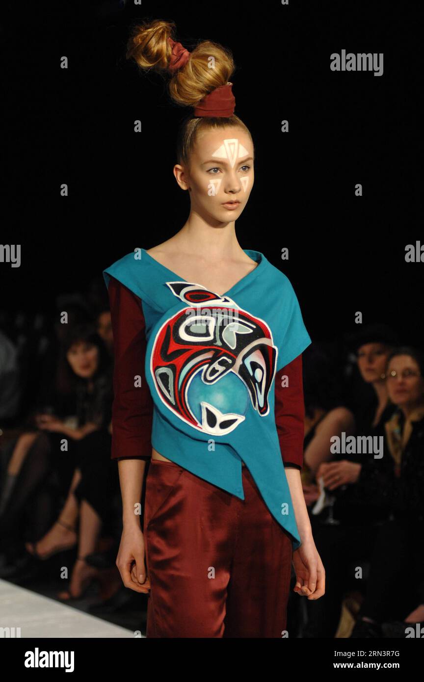 Ein Modell präsentiert eine Kreation des georgischen Designers Kakha, die am letzten Tag der 9. Öko-Fashion-Woche in Vancouver, Kanada, am 24. April 2015 präsentiert wird. Die 4-tägige Eco-Fashion Week zeigt nachhaltige Mode aus umweltfreundlichen Stoffen und Materialien.)(zhf) CANADA-VANCOUVER-ECO FASHION WEEK SergeixBachlakov PUBLICATIONxNOTxINxCHN A Model präsentiert eine Kreation von georgianischen Designern Kakha berichtet AM ABSCHLUSSTAG der 9. ECO Fashion Week in Vancouver Kanada AM 24. April 2015 der 4-tägigen Eco Fashion Week zeigt nachhaltige Fashions aus umweltfreundlichen Stoffen und Material zhf Canada V Stockfoto