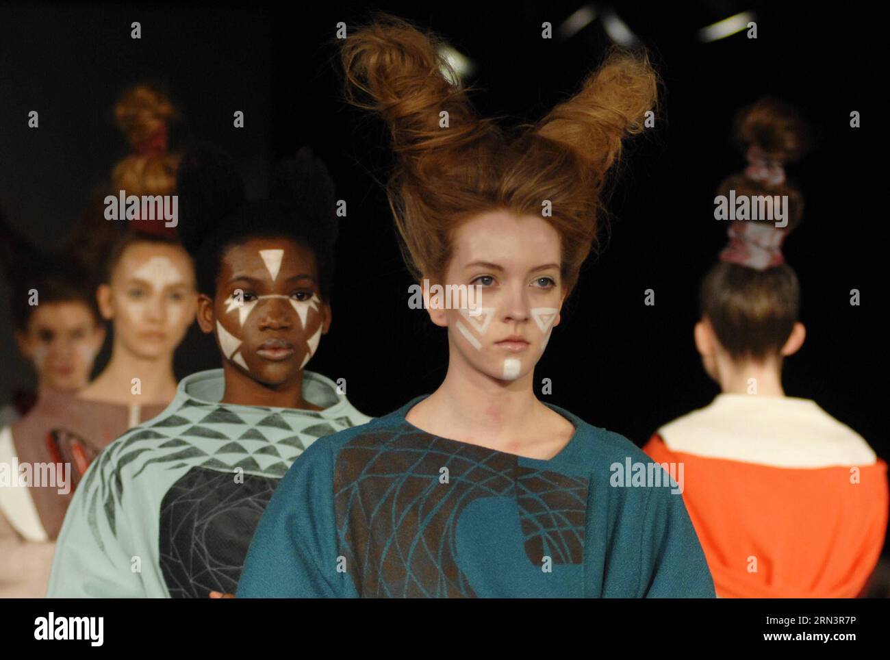 Ein Modell präsentiert eine Kreation des georgischen Designers Kakha, die am letzten Tag der 9. Öko-Fashion-Woche in Vancouver, Kanada, am 24. April 2015 präsentiert wird. Die 4-tägige Eco-Fashion Week zeigt nachhaltige Mode aus umweltfreundlichen Stoffen und Materialien.)(zhf) CANADA-VANCOUVER-ECO FASHION WEEK SergeixBachlakov PUBLICATIONxNOTxINxCHN A Model präsentiert eine Kreation von georgianischen Designern Kakha berichtet AM ABSCHLUSSTAG der 9. ECO Fashion Week in Vancouver Kanada AM 24. April 2015 der 4-tägigen Eco Fashion Week zeigt nachhaltige Fashions aus umweltfreundlichen Stoffen und Material zhf Canada V Stockfoto