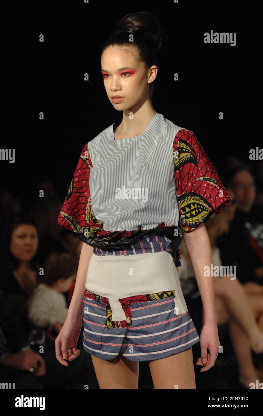Ein Modell präsentiert eine Kreation des amerikanischen Designers Bridgett Artise am Abschlusstag der 9. Eco-Fashion Week in Vancouver, Kanada, am 24. April 2015. Die 4-tägige Eco-Fashion Week zeigt nachhaltige Mode aus umweltfreundlichen Stoffen und Materialien.)(zhf) CANADA-VANCOUVER-ECO FASHION WEEK SergeixBachlakov PUBLICATIONxNOTxINxCHN A Model präsentiert eine Kreation der amerikanischen Designer Bridgett AM ABSCHLUSSTAG der 9. ECO Fashion Week in Vancouver Kanada AM 24. April 2015 wird die 4-tägige Eco Fashion Week vorgestellt nachhaltige Fashions aus umweltfreundlichen Stoffen und Material zhf Canada Stockfoto