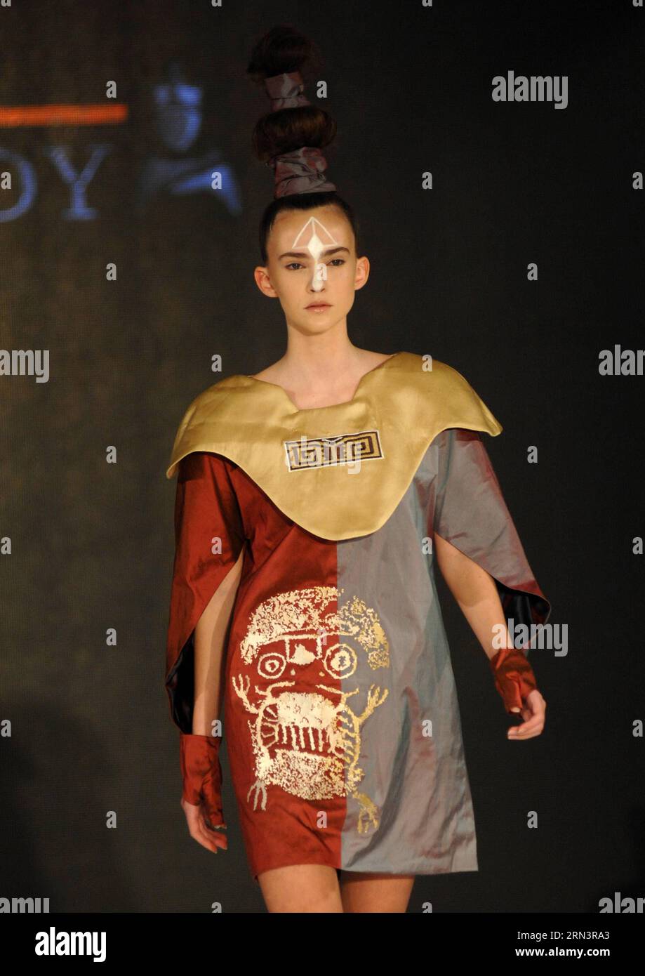 Ein Modell präsentiert eine Kreation des georgischen Designers Kakha, die am letzten Tag der 9. Öko-Fashion-Woche in Vancouver, Kanada, am 24. April 2015 präsentiert wird. Die 4-tägige Eco-Fashion Week zeigt nachhaltige Mode aus umweltfreundlichen Stoffen und Materialien.)(zhf) CANADA-VANCOUVER-ECO FASHION WEEK SergeixBachlakov PUBLICATIONxNOTxINxCHN A Model präsentiert eine Kreation von georgianischen Designern Kakha berichtet AM ABSCHLUSSTAG der 9. ECO Fashion Week in Vancouver Kanada AM 24. April 2015 der 4-tägigen Eco Fashion Week zeigt nachhaltige Fashions aus umweltfreundlichen Stoffen und Material zhf Canada V Stockfoto