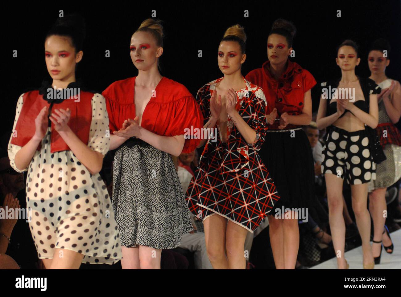 Ein Modell präsentiert eine Kreation des amerikanischen Designers Bridgett Artise am Abschlusstag der 9. Eco-Fashion Week in Vancouver, Kanada, am 24. April 2015. Die 4-tägige Eco-Fashion Week zeigt nachhaltige Mode aus umweltfreundlichen Stoffen und Materialien.)(zhf) CANADA-VANCOUVER-ECO FASHION WEEK SergeixBachlakov PUBLICATIONxNOTxINxCHN A Model präsentiert eine Kreation der amerikanischen Designer Bridgett AM ABSCHLUSSTAG der 9. ECO Fashion Week in Vancouver Kanada AM 24. April 2015 wird die 4-tägige Eco Fashion Week vorgestellt nachhaltige Fashions aus umweltfreundlichen Stoffen und Material zhf Canada Stockfoto