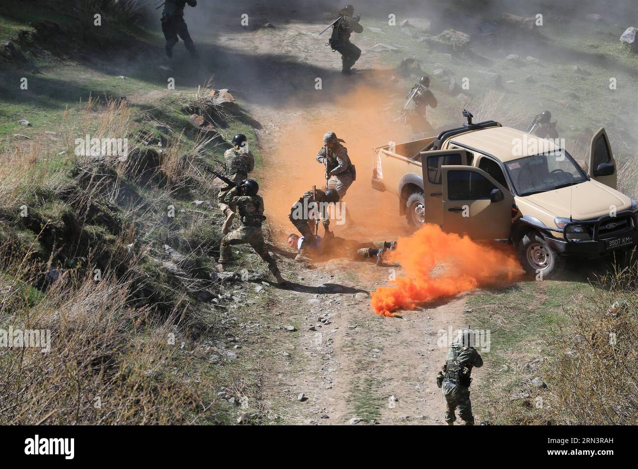 Soldaten nehmen am 24. April 2015 an der Ausübung der mitgliedsstaaten der Shanghai Cooperation Organization (SCO) in der Nähe von Bischkek, der Hauptstadt Kirgisistans, Teil. Die viertägige Übung endete am Freitag. ) (Zhf) KIRGISISTAN-BISHKEK-SCO-ÜBUNG römische PUBLICATIONxNOTxINxCHN Soldaten nehmen an der ÜBUNG der SCO-Mitgliedstaaten der Shanghai Cooperation Organization in der Nähe der Hauptstadt von Bischkek in Kirgisistan AM 24. April 2015 Teil der 4. Tag endete AM Freitag zhf Kirgisistan Bishkek SCO-ÜBUNG Novel PUBLICATIONxNOTxINxCHN Stockfoto