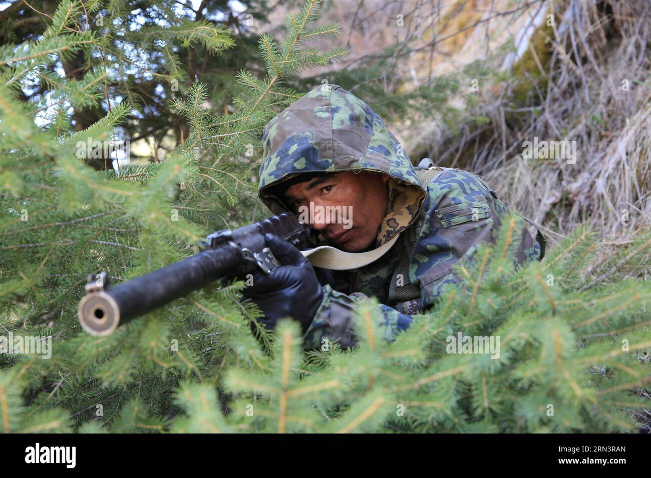 Ein Soldat nimmt am 24. April 2015 an der Ausübung der mitgliedsstaaten der Shanghai Cooperation Organization (SCO) in der Nähe von Bishkek, der Hauptstadt Kirgisistans, Teil. Die viertägige Übung endete am Freitag. ) (Zhf) KIRGISISTAN-BISHKEK-SCO-ÜBUNG Roman PUBLICATIONxNOTxINxCHN ein Soldat nimmt an der ÜBUNG der SCO-Mitgliedstaaten der Shanghai Cooperation Organization in der Nähe der Bischkek-Hauptstadt Kirgisistans AM 24. April 2015 Teil der 4. Tag endete AM Freitag zhf Kirgisistan Bishkek SCO-ÜBUNG Novel PUBLICATIOxCHN Stockfoto