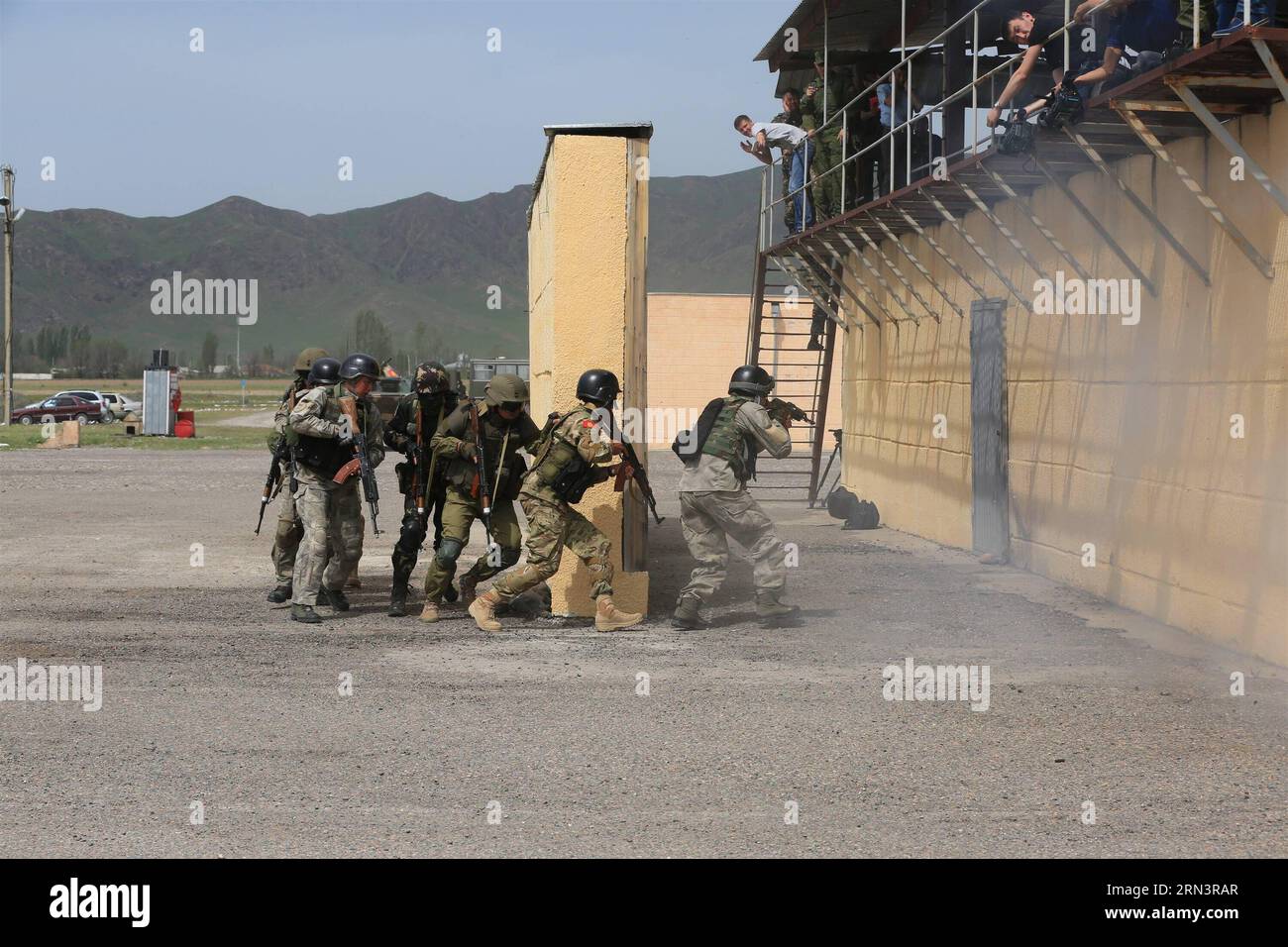 Soldaten nehmen am 24. April 2015 an der Ausübung der mitgliedsstaaten der Shanghai Cooperation Organization (SCO) in der Nähe von Bischkek, der Hauptstadt Kirgisistans, Teil. Die viertägige Übung endete am Freitag. ) (Zhf) KIRGISISTAN-BISHKEK-SCO-ÜBUNG römische PUBLICATIONxNOTxINxCHN Soldaten nehmen an der ÜBUNG der SCO-Mitgliedstaaten der Shanghai Cooperation Organization in der Nähe der Hauptstadt von Bischkek in Kirgisistan AM 24. April 2015 Teil der 4. Tag endete AM Freitag zhf Kirgisistan Bishkek SCO-ÜBUNG Novel PUBLICATIONxNOTxINxCHN Stockfoto