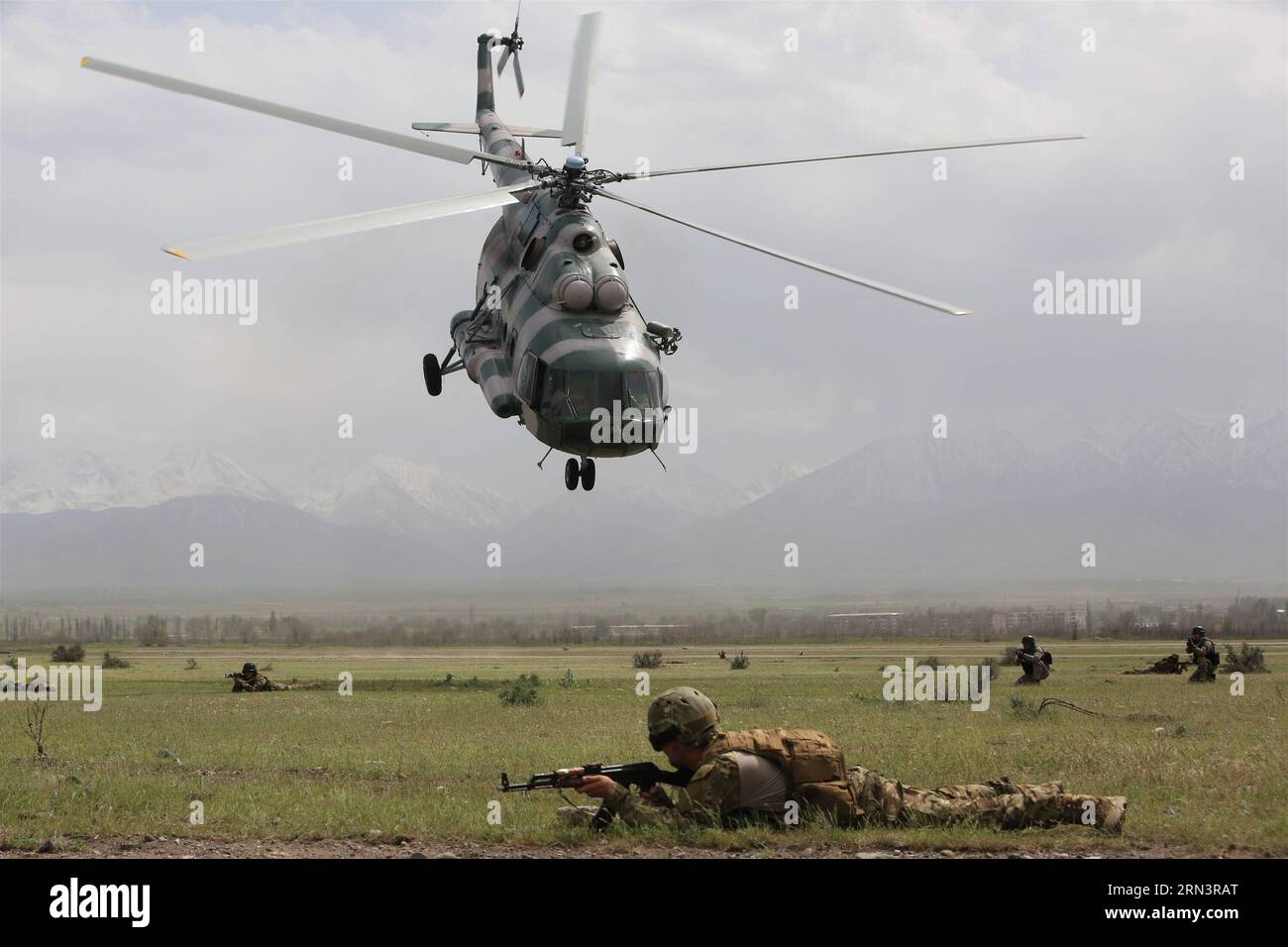 Ein Soldat nimmt am 24. April 2015 an der Ausübung der mitgliedsstaaten der Shanghai Cooperation Organization (SCO) in der Nähe von Bishkek, der Hauptstadt Kirgisistans, Teil. Die viertägige Übung endete am Freitag. ) (Zhf) KIRGISISTAN-BISHKEK-SCO-ÜBUNG Roman PUBLICATIONxNOTxINxCHN ein Soldat nimmt an der ÜBUNG der SCO-Mitgliedstaaten der Shanghai Cooperation Organization in der Nähe der Bischkek-Hauptstadt Kirgisistans AM 24. April 2015 Teil der 4. Tag endete AM Freitag zhf Kirgisistan Bishkek SCO-ÜBUNG Novel PUBLICATIOxCHN Stockfoto