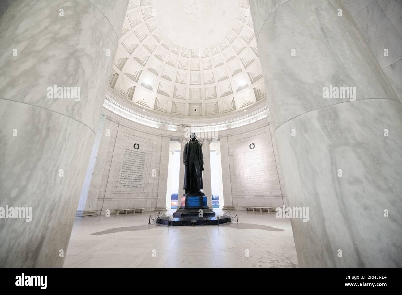 WASHINGTON DC, Vereinigte Staaten – das Jefferson Memorial ist eine ikonische Hommage an den dritten US-Präsidenten Thomas Jefferson. Dieses neoklassizistische Denkmal mit Blick auf das Tidal Basin ist ein Zeugnis von Jeffersons Beiträgen zu den Gründungsprinzipien der Nation. Stockfoto