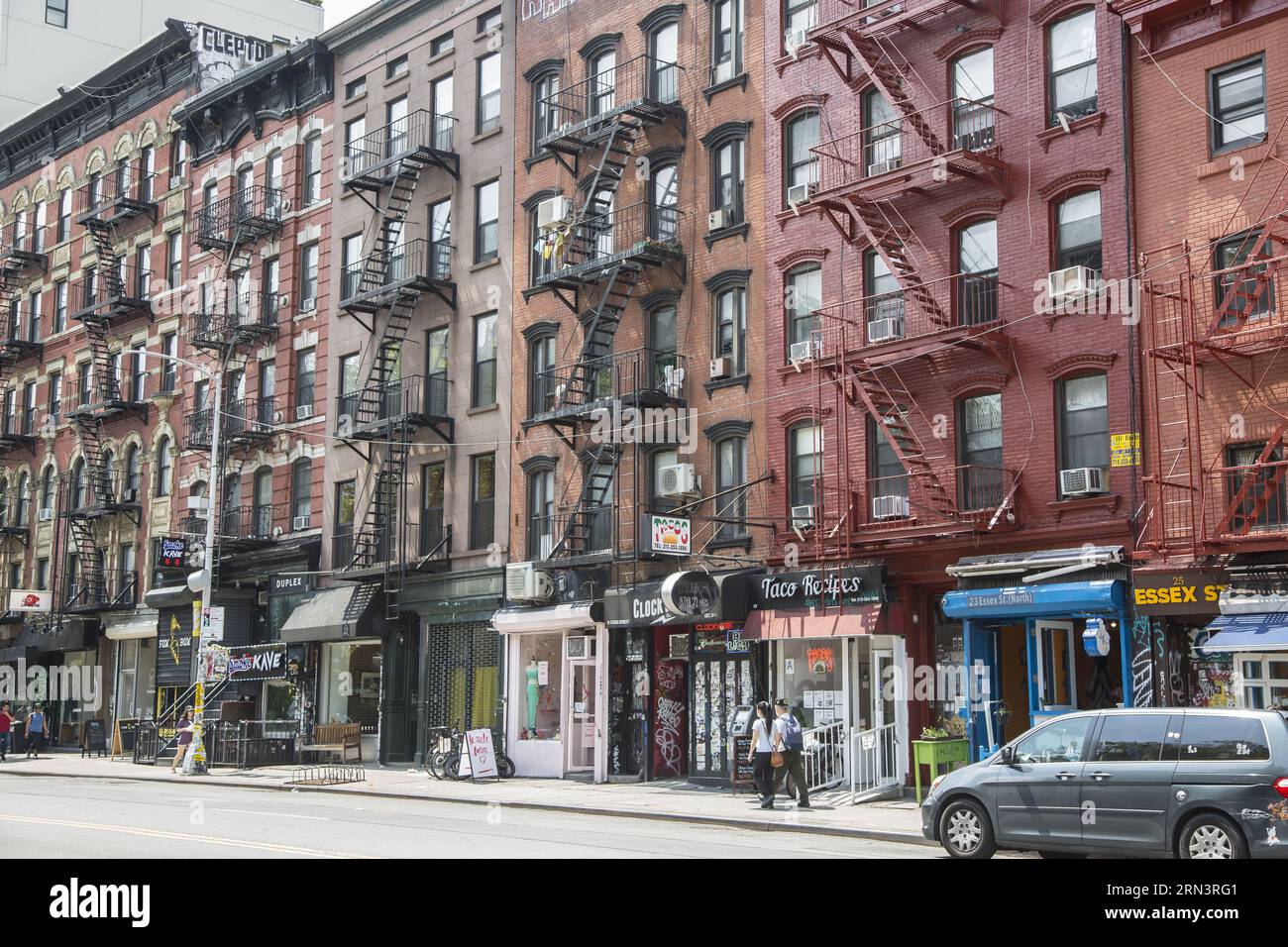 Klassische, alte begehbare Wohnhäuser mit Feuerlöchern an den Fronten entlang der Essex Street auf der Lower East Side, Manhattran, NYC. Stockfoto