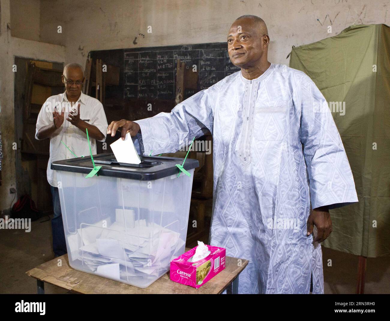 (150425) -- LOME, 25. April 2015 -- Togos Oppositionsführer und Kandidat für die Allianz für den nationalen Wandel (ANC) Jean-Pierre Fabre gibt am 25. April 2015 seine Stimme in einem Wahllokal in Lome, Togo. Togos Wähler begannen am Samstag, ihre Stimmzettel abzugeben, um einen neuen Präsidenten in Frieden und Gelassenheit zu wählen. Rund 3,5 Millionen Wahlberechtigte der westafrikanischen Nation werden sich zwischen dem amtierenden Präsidenten Faure Gnassingbe und vier Herausforderern in 8.994 Wahllokalen im ganzen Land entscheiden, die um 7:00 Uhr eröffnet wurden und um 16:00 Uhr geschlossen werden sollen. ) (Djj) TOGO-LOME-PRESIDENTIAL VOTING LixJing PU Stockfoto