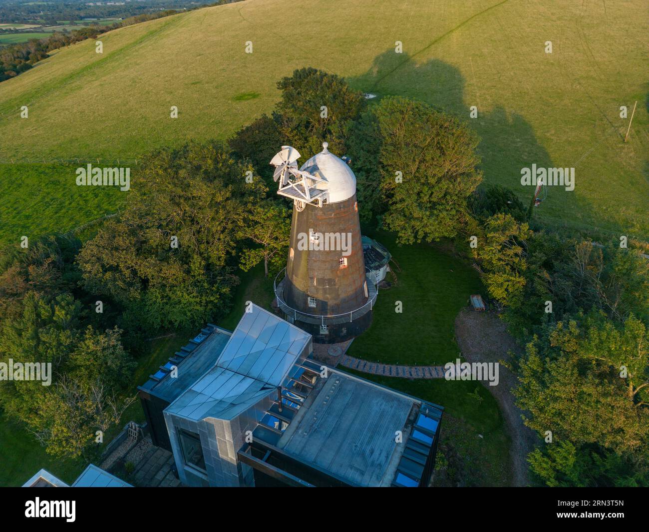 Luftaufnahme der Jack Windmill, von Jack & Jill Fame (Clayton Windmills), East Sussex, Großbritannien. Stockfoto