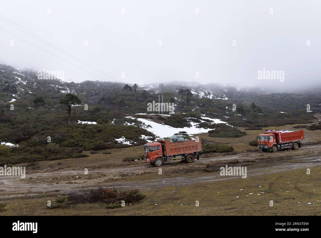 (150426) -- XIGAZE, 26. April 2015 -- Fahrzeuge transportieren Hilfsgüter zu von Erdbeben betroffenen Gebieten im Gyirong County in Xigaze, Südwestchinas Autonome Region Tibet, 26. April 2015. Die Zahl der Todesopfer in der autonomen Region Tibet im Südwesten Chinas liegt bei 17, nachdem am Samstag ein starkes Erdbeben das benachbarte Nepal erschütterte. Insgesamt wurden 53 Menschen verletzt, während nach Angaben der Rettungskräfte etwa 12.000 evakuiert wurden. ) (Yxb) ERDBEBEN IN CHINA-TIBET-NEPAL (CN) LiuxDongjun PUBLICATIONxNOTxINxCHN Xigaze April 26 2015 FAHRZEUGE transportieren Hilfsgüter zu den von den ERDBEBEN betroffenen Gebieten im Gyirong County in Xigaze Südwestchina S Stockfoto