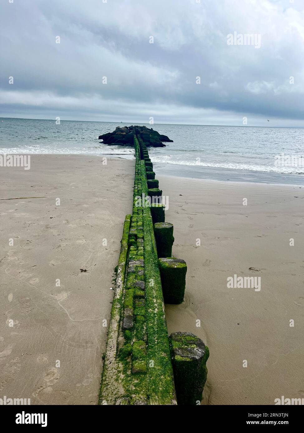 Einfallender Sturm bei Ebbe an der Atlantikküste in Brighton Beach in Brooklyn, New York Stockfoto