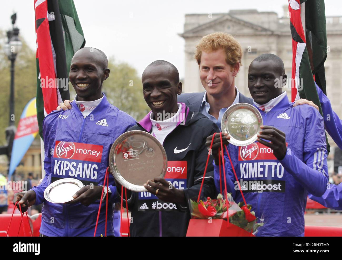 (150426) -- LONDON, 26. April 2015 -- der britische Prinz Harry posiert für ein Bild mit den Gewinnern des Männer-Rennens Wilson Kipsang, der Zweiter wurde (L), Eliud Kipchoge (C), der den ersten Platz belegte, und Dennis Kimetto (R), der beim 35. London Marathon am Sonntag, den 26. April 2015, den dritten Platz belegte. Eliud Kipchoge aus Kenia gewann das Männerrennen mit 2 Stunden 4 Minuten und 42 Sekunden. (SP)UK-LONDON-MARATHON HanxYan PUBLICATIONxNOTxINxCHN London April 26 2015 Großbritannien S Prince Harry posiert für ein Bild mit den Gewinnern des Men S Race Wilson, die den zweiten Platz in C belegten und Dennis Kimetto r, der den dritten Platz AUF dem 35. Platz belegte Stockfoto