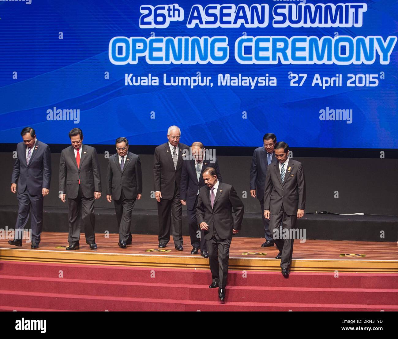 Die Staats- und Regierungschefs des Verbandes Südostasiatischer Nationen (ASEAN) nehmen an der Eröffnungszeremonie des 26. ASEAN-Gipfels in Kuala Lumpur, Malaysia, am 27. April 2015 Teil. Der ASEAN-Gipfel in diesem Jahr wird sich auf die vorrangigen Maßnahmen und Initiativen für die Verwirklichung der ASEAN-Gemeinschaft im Jahr 2015 konzentrieren und sicherstellen, dass der Integrationsprozess nach 2015 schrittweise fortgesetzt wird, sagte das ASEAN-Sekretariat am Montag. ) (cl) MALAYSIA-KUALA LUMPUR-26th ASEAN SUMMIT-OPENING HexJiajing PUBLICATIONxNOTxINxCHN Führer des Verbandes südostasiatischer Nationen ASEAN nehmen an der Eröffnungszeremonie des 26. ASEAN Summi Teil Stockfoto