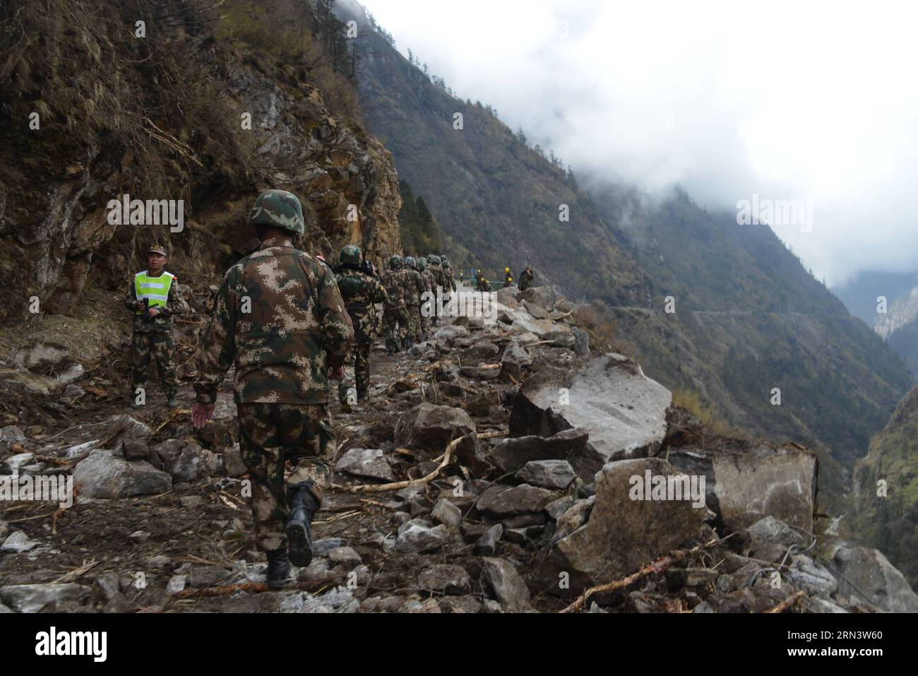 Ein Rettungsteam bewaffneter Verkehrspolizisten geht am 27. April 2015 in Richtung Zham Town in Xigaze City, Südwestchinas autonome Region Tibet. Ein Erdbeben der Stärke 8,1 erschütterte Nepal am Samstag um 14:11 Uhr (Pekinger Zeit) und tötete mindestens 3.218 Menschen. Das Beben traf auch Gyirong und das benachbarte County Nyalam in der Stadt Xigaze, angrenzend an Nepal, stark. )(wjq) CHINA-TIBET-XIGAZE-NEPAL EARTHQUAKE (CN) ZhangxQuan PUBLICATIONxNOTxINxCHN ein Rettungsteam der bewaffneten Verkehrspolizei geht in Richtung Zham-Stadt in der Stadt Xigaze im Südwesten Chinas S Tibet Autonome Region April 27 2015 ein ERDBEBEN der Stärke 8 1 Stockfoto