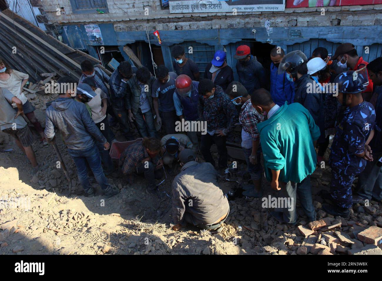 (150427) -- KATHMANDU, 27. April 2015 -- Rettungskräfte suchen nach Opfern, die nach dem massiven Erdbeben in Kathmandu, Nepal, am 27. April 2015 unter einem umgestürzten Tempel auf dem Hanuman Dhoka Durbar Square gefangen gehalten wurden. Die Zahl der Todesopfer stieg nach einem massiven Erdbeben der Stärke 7,9 in Nepal am Samstag auf 3.815 an, während 7.046 Menschen verletzt wurden, sagt das außenministerium des Landes am Montag. ) NEPAL-KATHMANDU-ERDBEBEN-NACHWIRKUNGEN SunilxSharma PUBLICATIONxNOTxINxCHN Kathmandu April 27 2015 Rettungssuche nach Opfern, die nach dem massiven Erdbeben in Kathman unter einem Herbsttempel AM Hanuman Dhoka Durbar Square gefangen waren Stockfoto