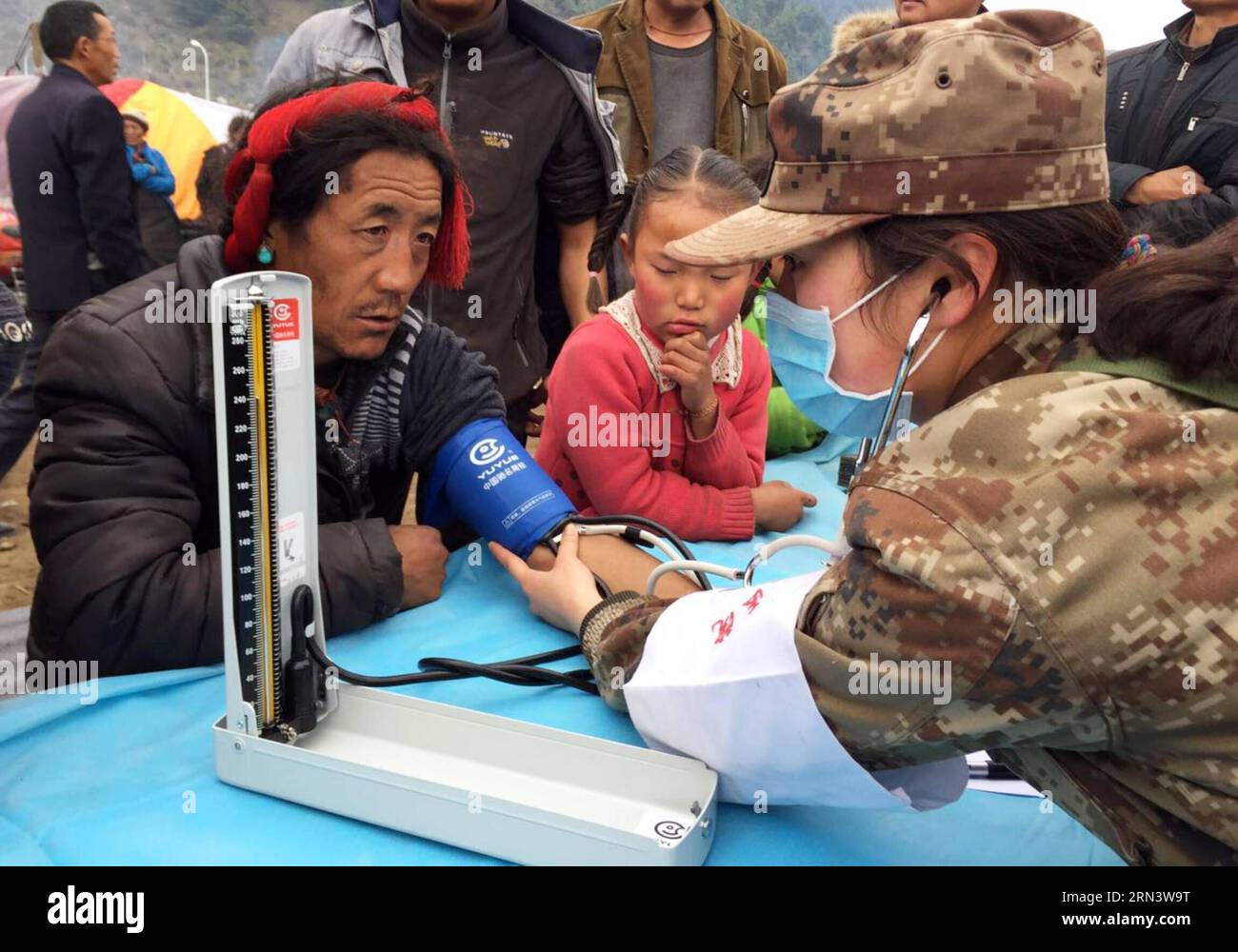 Ein medizinisches Teammitglied der chinesischen Volksbefreiungsarmee (PLA) bietet Verletzten im Jilung County der Stadt Xigaze, der südwestchinesischen Autonomen Region Tibet, am 27. April 2015 eine körperliche Untersuchung und Behandlung an. Ein Team von 38 PLA-medizinischen Experten und mehr als 500 Maschinenbausoldaten, die mit schweren Maschinen ausgerüstet sind, wurden in die von Erdbeben betroffenen Gebiete in Tibet entsandt. ) (mt) CHINA-TIBET-XIGAZE-NEPAL EARTHQUAKE (CN) CuixBukun PUBLICATIONxNOTxINxCHN ein Mitglied des Medical Teams der chinesischen Berühmtheiten S Liberation Army PLA BIETET EINE körperliche Untersuchung und Behandlung für verletzte Einheimische im County Xi AN Stockfoto