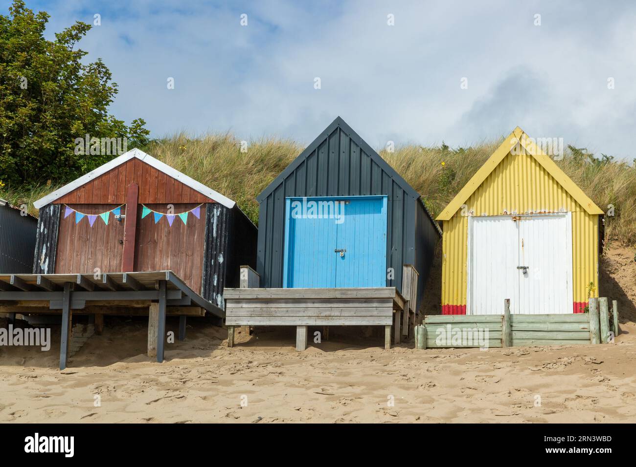 Abersoch Beach und Strandhütten an einem Sommertag. Stockfoto
