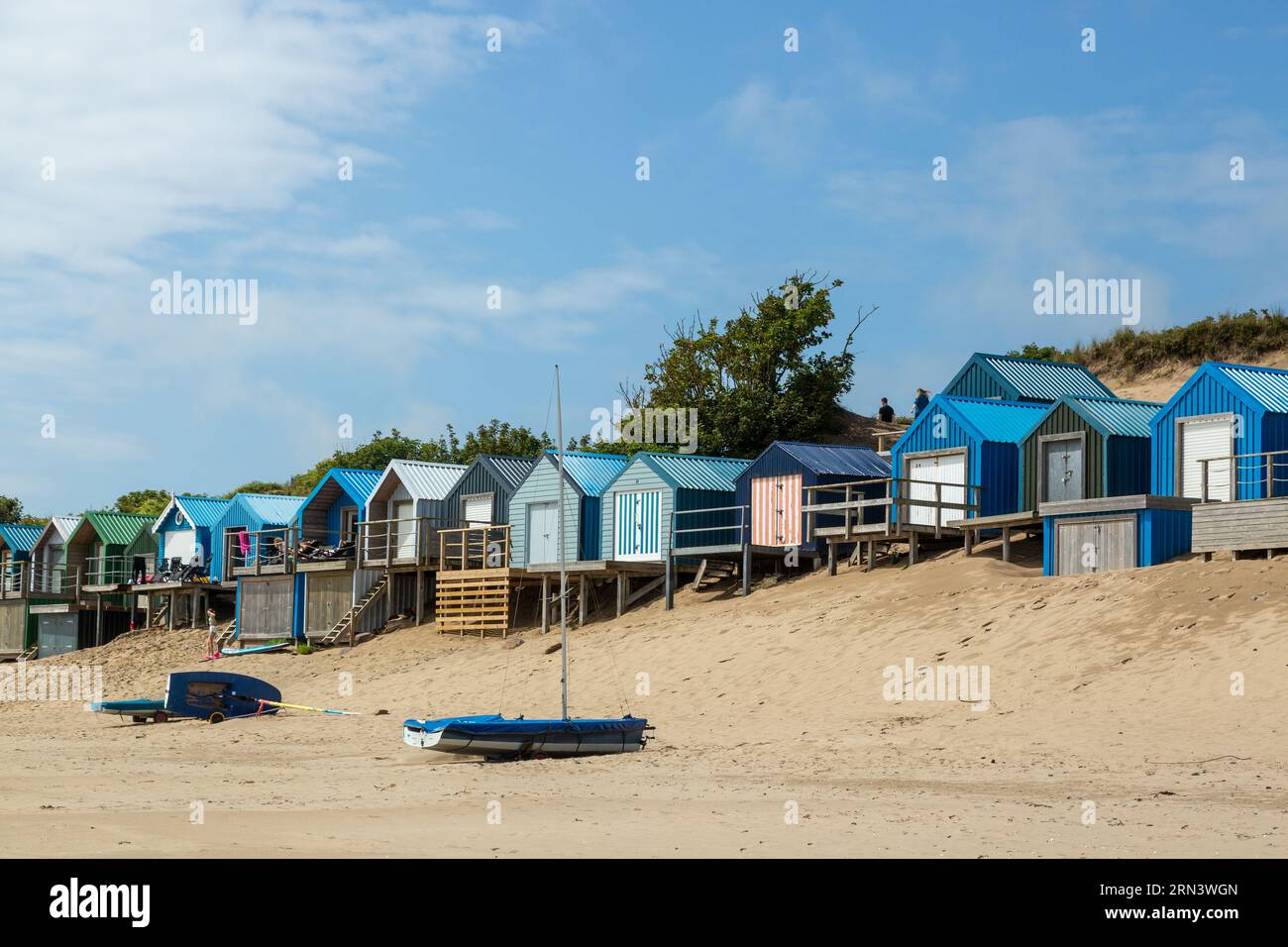 Abersoch Beach und Strandhütten an einem Sommertag. Stockfoto