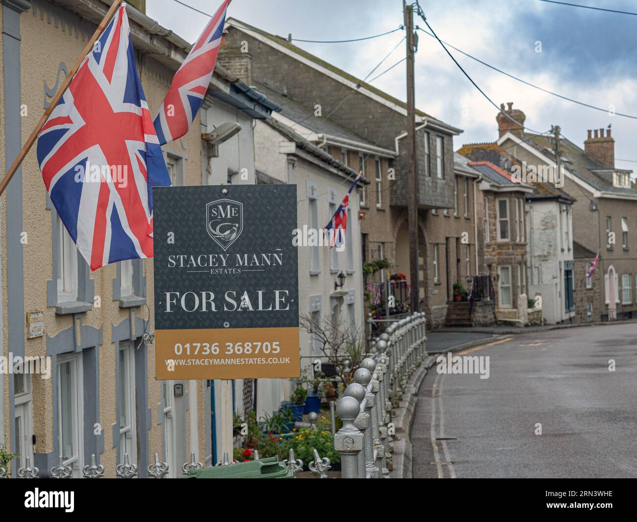 Ein Schild zum Verkauf eines Hauses auf einem Grundstück in der Mount St. Michael, Cornwall Stockfoto