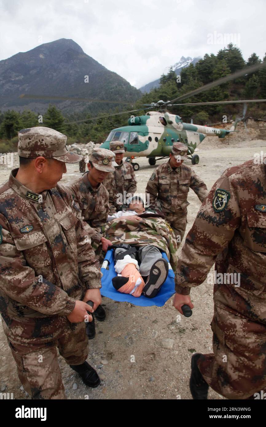 (150428) -- GYIRONG, 28. April 2015 -- ein Verwundeter wird von einem Militärhubschrauber im Gyirong County, südwestchinesische Autonome Region Tibet, 28. April 2015, durchgeführt. Über 200 chinesische Arbeiter waren nach dem Erdbeben am Samstag in einem Wasserkraftwerk in Nepal gefangen. 25 von ihnen wurden in den chinesischen Landehafen gebracht und dann von Hubschraubern evakuiert, die am Dienstag vom Chengdu Military Area Command geschickt wurden. (mt) CHINA-TIBET-GYIRONG-NEPAL EARTHQUAKE (CN) LiuxKun PUBLICATIONxNOTxINxCHN Gyirong, April 28 2015, WIRD von einem Militärhubschrauber im Gyirong County im Südwesten C durchgeführt Stockfoto