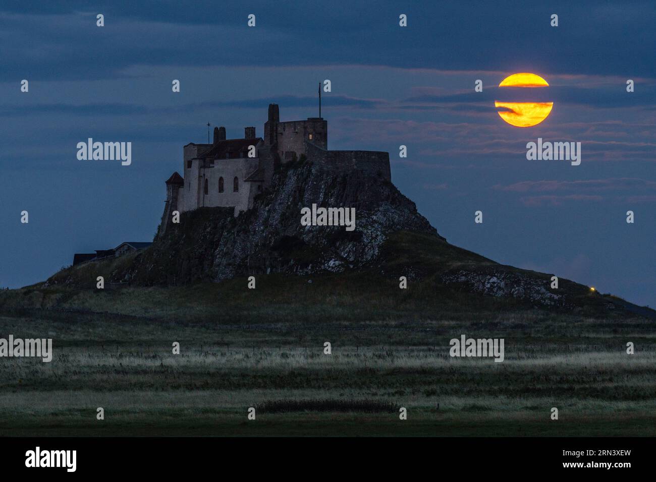 Super Moon auf Lindisfarne Castle Stockfoto