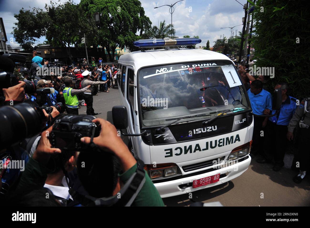 (150429) -- JAKARTA, 29. April 2015 -- Foto aufgenommen am 29. April 2015 zeigt einen Krankenwagen, der Leichen von Häftlingen aus Todeszellen transportiert, die in Richtung eines Beerdigungshauses in Jakarta, Indonesien, fahren. Die Hinrichtung von acht Drogen- und Mordverurteilten, darunter sieben Ausländer, wurde am Mittwoch um 00:25 Uhr westindonesischer Zeit (Dienstag 17:25 Uhr GMT) abgeschlossen, berichtete ein nationales TV-Netzwerk. INDONESIEN-JAKARTA-TODESSTRAFE Zulkarnain PUBLICATIONxNOTxINxCHN Jakarta April 29 2015 Foto aufgenommen AM April 29 2015 zeigt Krankenwagen mit Leichen von Todeszelle Gefangenen auf dem Weg zu einem Beerdigungshaus in J Stockfoto