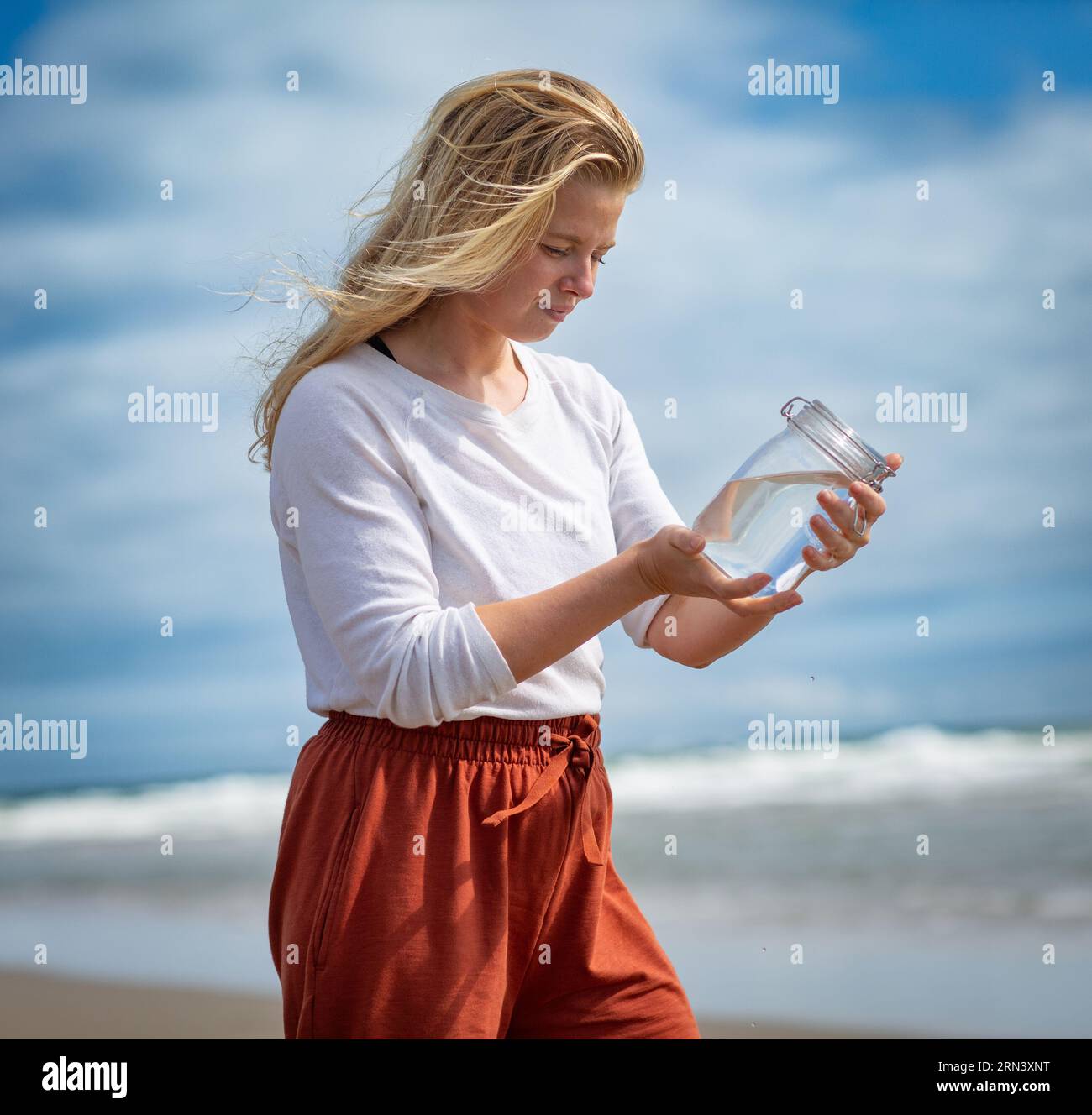 Wembury Beach , Cornwall, Großbritannien 23.07.2023. Meereswissenschaftler Dr. Imogen Napper Wembury Beach, der Glas mit Wasserprobe hält. Stockfoto