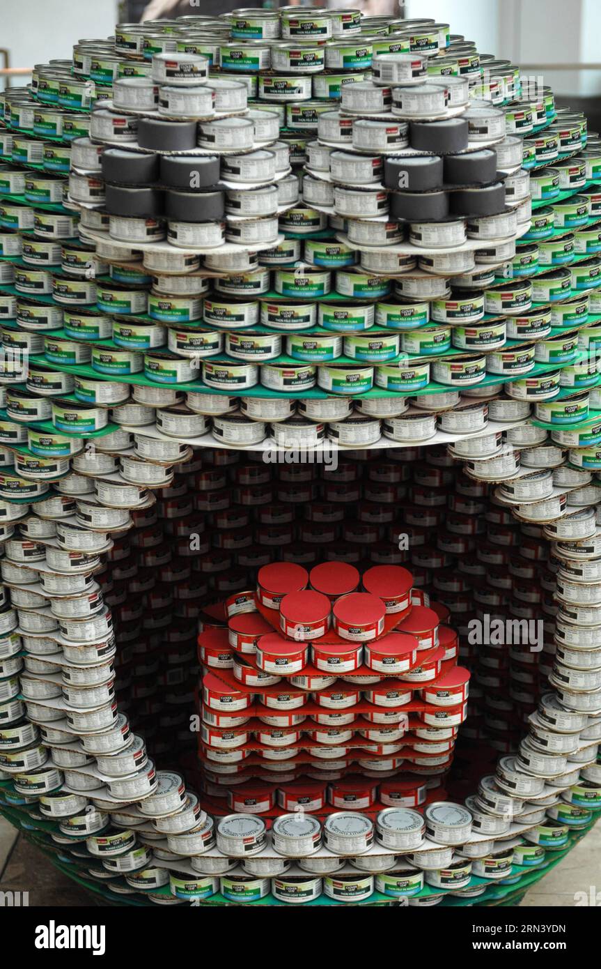 VANCOUVER, 29. April 2015 -- Eine Zeichentrickfigur, Die vollständig aus Konserven besteht, wird auf der Canstruction Vancouver 2015 in Vancouver, Kanada, am 29. April 2015 gezeigt. Am Ende der Ausstellung werden alle Lebensmittel, die in den Strukturen verwendet werden, an Greater Vancouver Food Banks gespendet, um sie an gemeinschaftliche Notfütterungsprogramme zu verteilen. Seit 2002 hat Canstruction Vancouver über 1,3 Millionen Dosen Lebensmittel für die Foodbank gesammelt. Canstruction Vancouver ist ein jährlich stattfindender Design- und Bauwettbewerb, der in über 180 Städten weltweit stattfindet. )(azp) KANADA-VANCOUVER-CANSTRUCTION SergeixBach Stockfoto