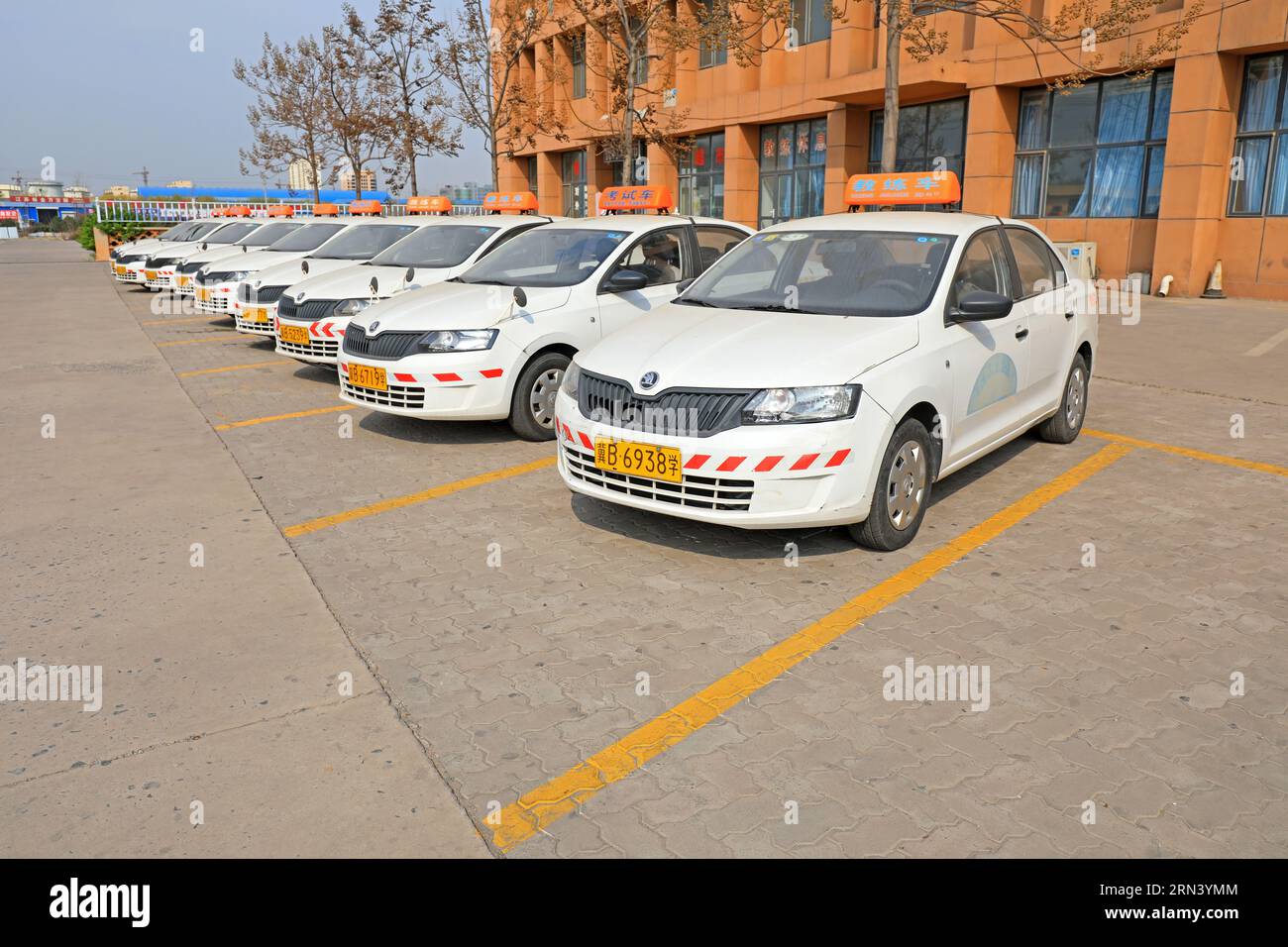 LUANNAN COUNTY, Provinz Hebei, China - 9. April 2020: Ordentliche Autos halten am Testzentrum des Fahrers Stockfoto