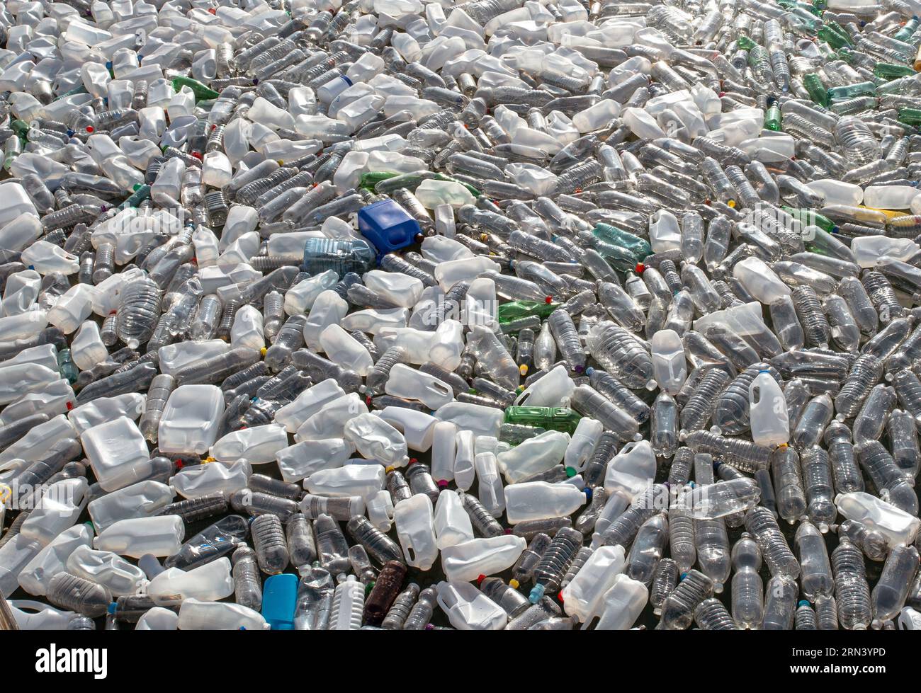 Kunststoffabfälle beim Aufschwimmen auf der Oberfläche von Wasserverschmutzungen. Das Meer der Kunststoffabfälle. Stockfoto