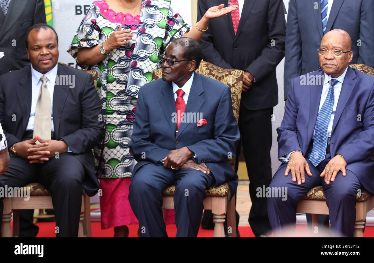 (150430) -- HARARE, 30. April 2015 -- Zimbabwe-Präsident Robert Mugabe (C), Südafrika-Präsident Jacob Zuma (R) und Swasiland-König Mswati III sitzen für ein Gruppenfoto für die Staatschefs der Mitglieder der Entwicklungsgemeinschaft des südlichen Afrika (SADC) auf dem Gipfeltreffen der Gruppe in Harare, Simbabwe, am 29. April 2015. Das außerordentliche Gipfeltreffen der Staats- und Regierungschefs der Südafrikanischen Entwicklungsgemeinschaft (SADC) endete am Mittwoch in der Hauptstadt Simbabwes, als der Regionalblock eine 48-Jahres-Strategie zur Förderung der Industrialisierung in der Region verabschiedete. )(bxq) SIMBABWE-HARARE-SADC-GIPFEL Strin Stockfoto