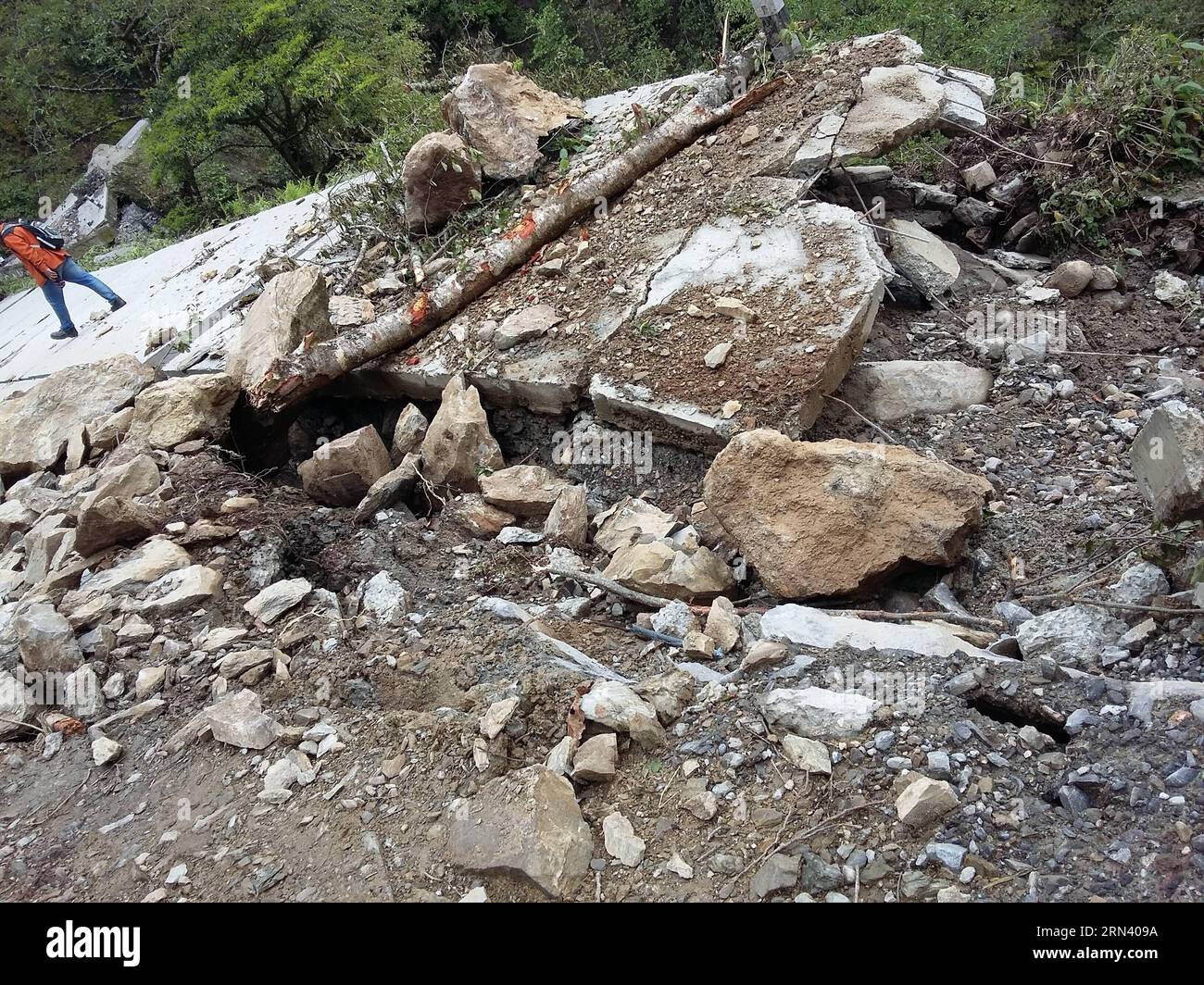 (150501) -- RASUWA, 1. Mai 2015 -- Foto vom 1. Mai 2015 zeigt eine beschädigte Straße in Rasuwa, Nepal. Die Zahl der Todesopfer durch ein starkes Erdbeben in Nepal stieg auf 6.204 und insgesamt wurden 13.932 weitere verletzt, sagte das Innenministerium am Freitag. NEPAL-RASUWA-ERDBEBEN-NACHWIRKUNGEN SunilxSharma PUBLICATIONxNOTxINxCHN Mai 1 2015 Foto aufgenommen AM 1. Mai 2015 zeigt eine beschädigte Straße in Nepal die Todesopfer eines starken Erdbebens in Nepal stiegen auf 6 204 und insgesamt 13 932 weitere wurden verletzt das Innenministerium sagte AM Freitag Nepal Erdbeben nach SunilxSharma PUBLICATIONxNOTxINxCHN Stockfoto