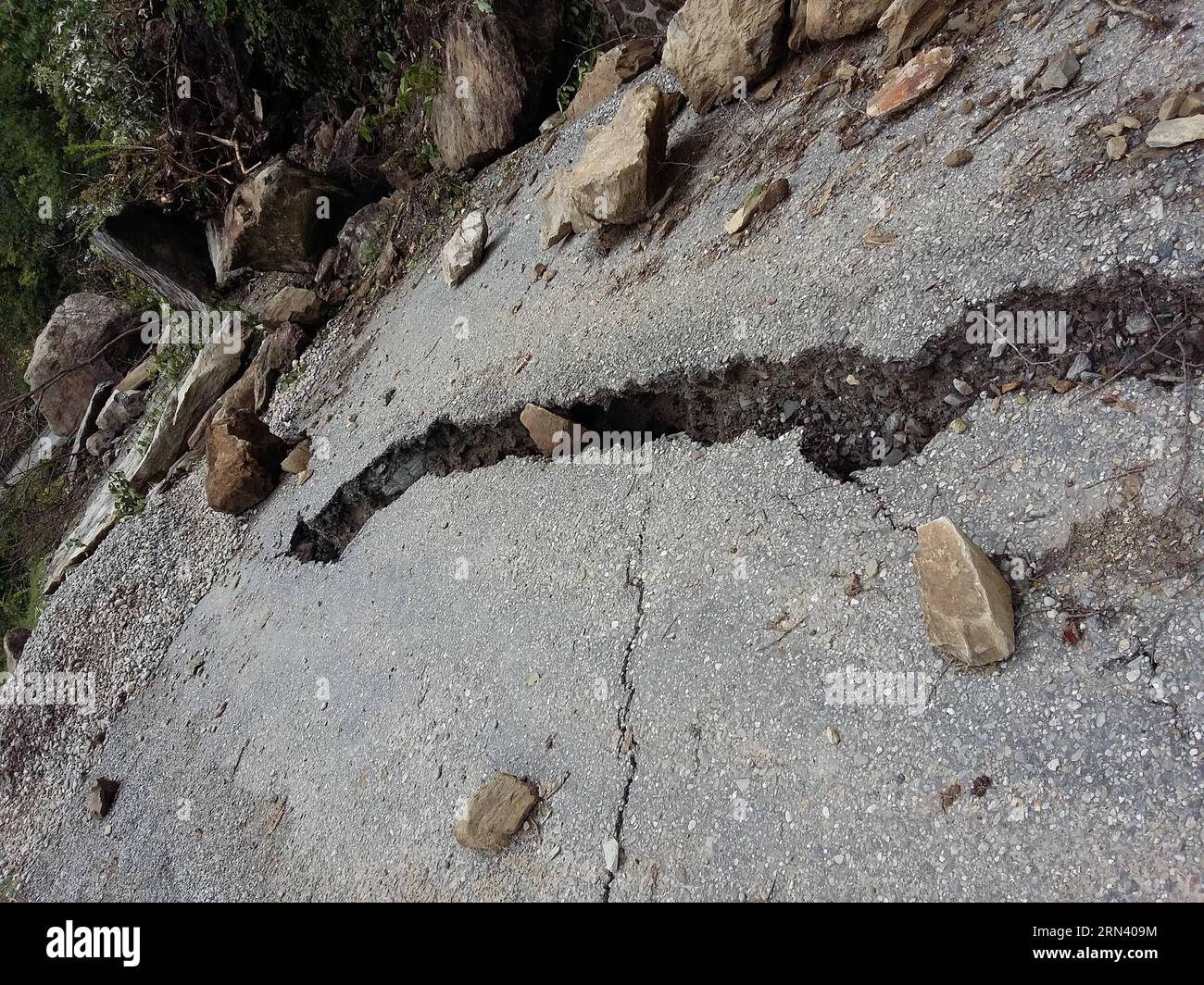 (150501) -- RASUWA, 1. Mai 2015 -- Foto vom 1. Mai 2015 zeigt einen Riss auf einer Autobahn in Rasuwa, Nepal. Die Zahl der Todesopfer durch ein starkes Erdbeben in Nepal stieg auf 6.204 und insgesamt wurden 13.932 weitere verletzt, sagte das Innenministerium am Freitag. NEPAL-RASUWA-ERDBEBEN-NACHWIRKUNGEN SunilxSharma PUBLICATIONxNOTxINxCHN 1. Mai 2015 Foto aufgenommen AM 1. Mai 2015 zeigt einen Riss auf einer Autobahn in Nepal die Todeszahlen eines starken Erdbebens in Nepal stiegen auf 6 204 und insgesamt 13 932 weitere wurden verletzt das Innenministerium sagte AM Freitag Erdbeben in Nepal Aftermath SunilxSharma PUBLICATIONxNOTx Stockfoto