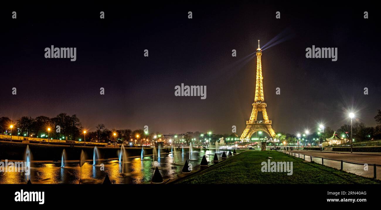 PARIS, Frankreich – Ein hochauflösendes Panorama des Eiffelturms bei Nacht. Der Eiffelturm steht hoch gegen die Pariser Skyline und ist eine ikonische Darstellung französischer architektonischer Fähigkeiten. Dieser 1889 als Eingangsbogen für die Weltausstellung 1889 erbaute eiserne Gitterturm ist nicht nur ein Symbol von Paris, sondern auch ein dauerhaftes Symbol menschlicher Ingenieurleistungen. Stockfoto