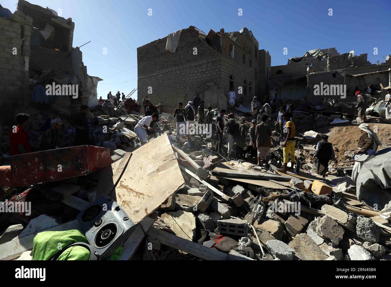 (150501)-- SANAA, 1. Mai 2015 -- Menschen räumen Schutt, nachdem ein Wohnviertel am 1. Mai 2015 von Kampfflugzeugen in Sanaa, Jemen, getroffen wurde. Mindestens 21 Zivilisten wurden getötet, als ein nächtlicher Luftangriff von saudisch geführten Koalitionstruppen sein Ziel in der jemenitischen Hauptstadt Sanaa verirrte und ein bevölkertes Wohnviertel traf, sagten Mediziner und Bewohner Xinhua am Freitag. )(bxq) JEMEN-SANAA-LUFTANGRIFF HanixAli PUBLICATIONxNOTxINxCHN Sanaa 1. Mai 2015 BERÜHMTHEITEN räumen Schutt auf, nachdem in Sanaa Jemen AM 1. Mai 2015 Kampfflugzeuge mindestens 21 Zivilisten GETÖTET haben Stockfoto