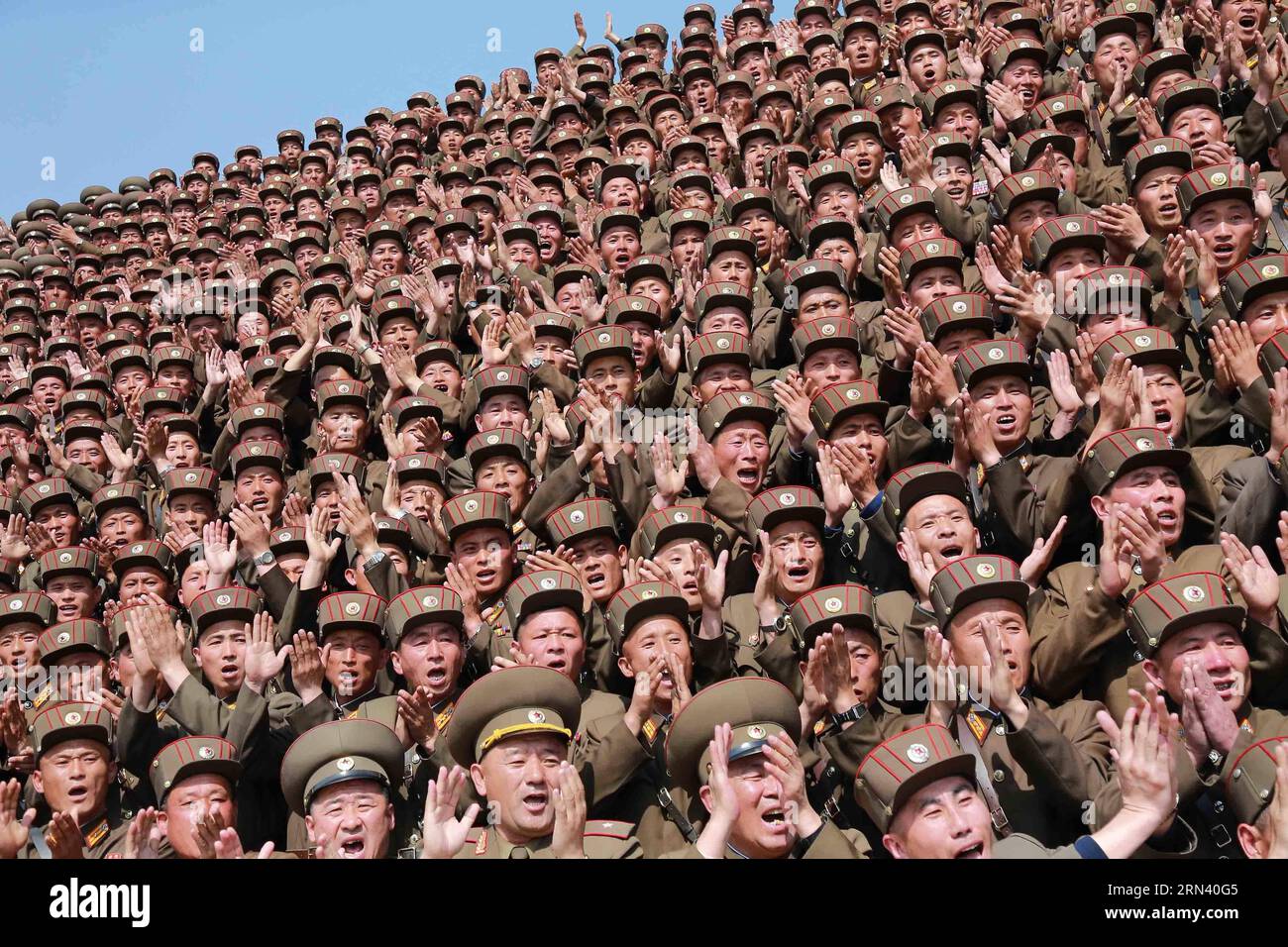 (150501) -- PJÖNGJANG, 1. Mai 2015 -- Foto der Koreanischen Zentralnachrichtenagentur () am 1. Mai 2015 zeigt den Spitzenführer der Demokratischen Volksrepublik Korea (DVRK) Kim Jong UN (nicht gesehen) eine Fotosession mit den Teilnehmern der 5. Konferenz der Ausbildungsoffiziere der koreanischen Volksarmee (KPA). DPRK-PJÖNGJANG-5. KONFERENZ DER KPA-AUSBILDUNGSLEITER KCNA PUBLICATIONxNOTxINxCHN Pjöngjang 1. Mai 2015 Foto der Koreanischen Zentralnachrichtenagentur AM 1. Mai 2015 zeigt den Spitzenführer der Demokratischen Prominenten der Republik Korea, Kim Jong UN Not Lakes, mit einem Foto Sess Stockfoto