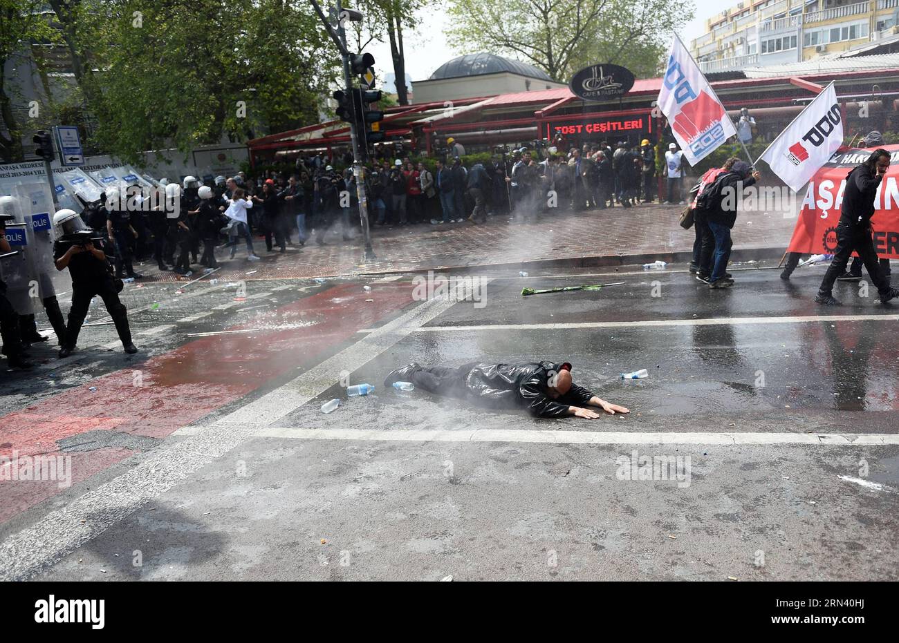 (150501) -- ISTANBUL, Mai 1,2015 -- Ein Demonstrant fällt während des märz am 1. Mai 2015 in Istanbul, Türkei, herunter. Die türkische Aufständische Polizei feuerte am Freitag Wasserkanonen und Tränengas ab, um Demonstranten am Maitag zu zerstreuen, die vor fast 40 Jahren zum berühmten Taksim-Platz in Istanbul marschieren wollten, um dort Massenmorde an Arbeitern zu markieren. Istanbuls Sicherheitschef Selami Altinok erklärte, dass 136 Menschen inhaftiert seien. )(bxq) TÜRKEI-ISTANBUL-MAI-TAG ZUSAMMENPRALL HexCanling PUBLICATIONxNOTxINxCHN Istanbul 1. Mai 2015 ein Demonstrant fällt während des Mai-Tag März in Istanbul Türkei 1. Mai 2015 Türkische Riot Polizei AUF Frida Stockfoto