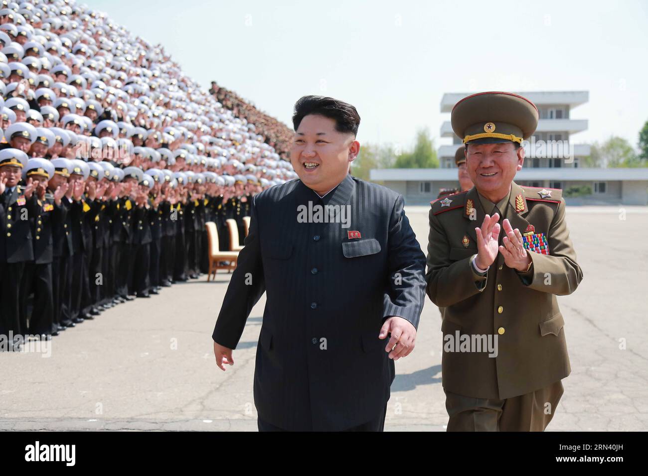 (150501) -- PJÖNGJANG, 1. Mai 2015 -- Foto der Koreanischen Zentralnachrichtenagentur () am 1. Mai 2015 zeigt den Spitzenführer der Demokratischen Volksrepublik Korea (DVRK) Kim Jong UN bei einer Fotosession mit den Teilnehmern der 5. Konferenz der Ausbildungsbeamten der Koreanischen Volksarmee (KPA). DPRK-PJÖNGJANG-5. KONFERENZ DER KPA-AUSBILDUNGSLEITER KCNA PUBLICATIONxNOTxINxCHN Pjöngjang 1. Mai 2015 Foto der Koreanischen Zentralnachrichtenagentur AM 1. Mai 2015 zeigt, dass der Spitzenführer der Demokratischen Prominenten der Republik Korea, DVRK Kim Jong UN, eine Fotosession mit der Particip hat Stockfoto