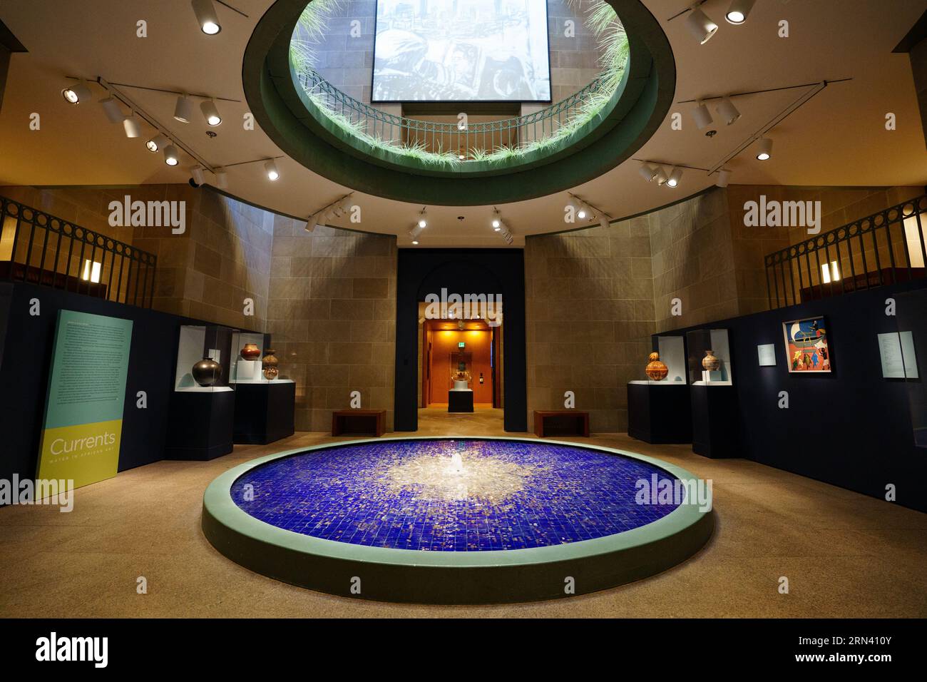 Smithsonian National Museum of African Art Interior Washington DC // WASHINGTON DC — Innenansicht des Smithsonian National Museum of African Art, mit seiner modernen Architektur und Galerieräume, die der Ausstellung traditioneller und zeitgenössischer afrikanischer Kunst gewidmet sind. Stockfoto