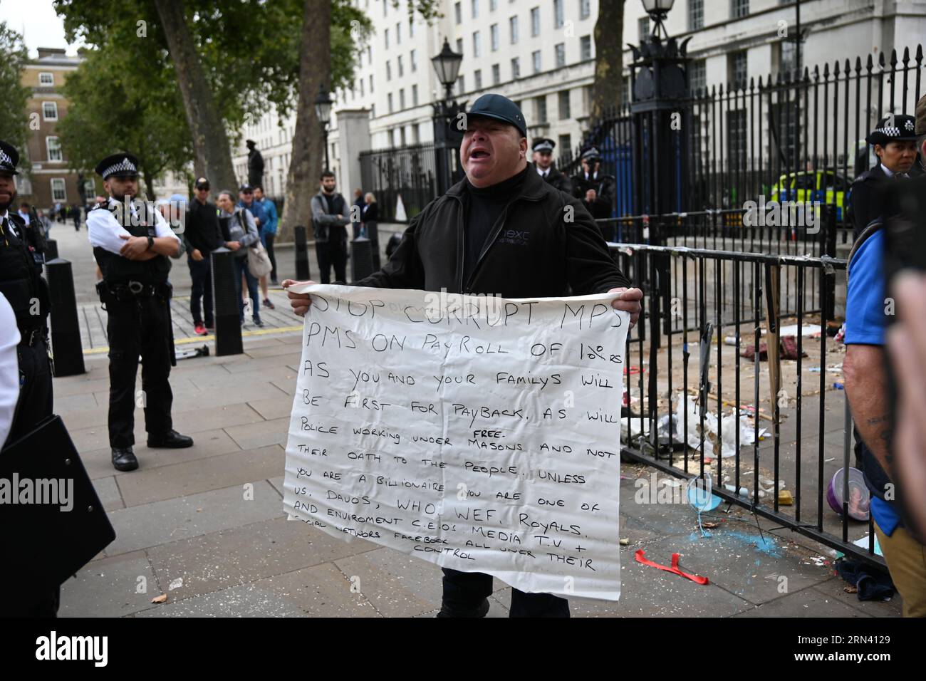 Downing Street, London, Großbritannien. August 2023 31. Etwa 50 Polizeibeamte räumten das Protestgebiet, das ein Jahr lang außerhalb der Downing Street errichtet worden war. Das gesamte Personal, der Tisch und der Stuhl des Tierheims und drei Hühner wurden in einen Van geladen. Kredit: Siehe Li/Picture Capital/Alamy Live News Stockfoto