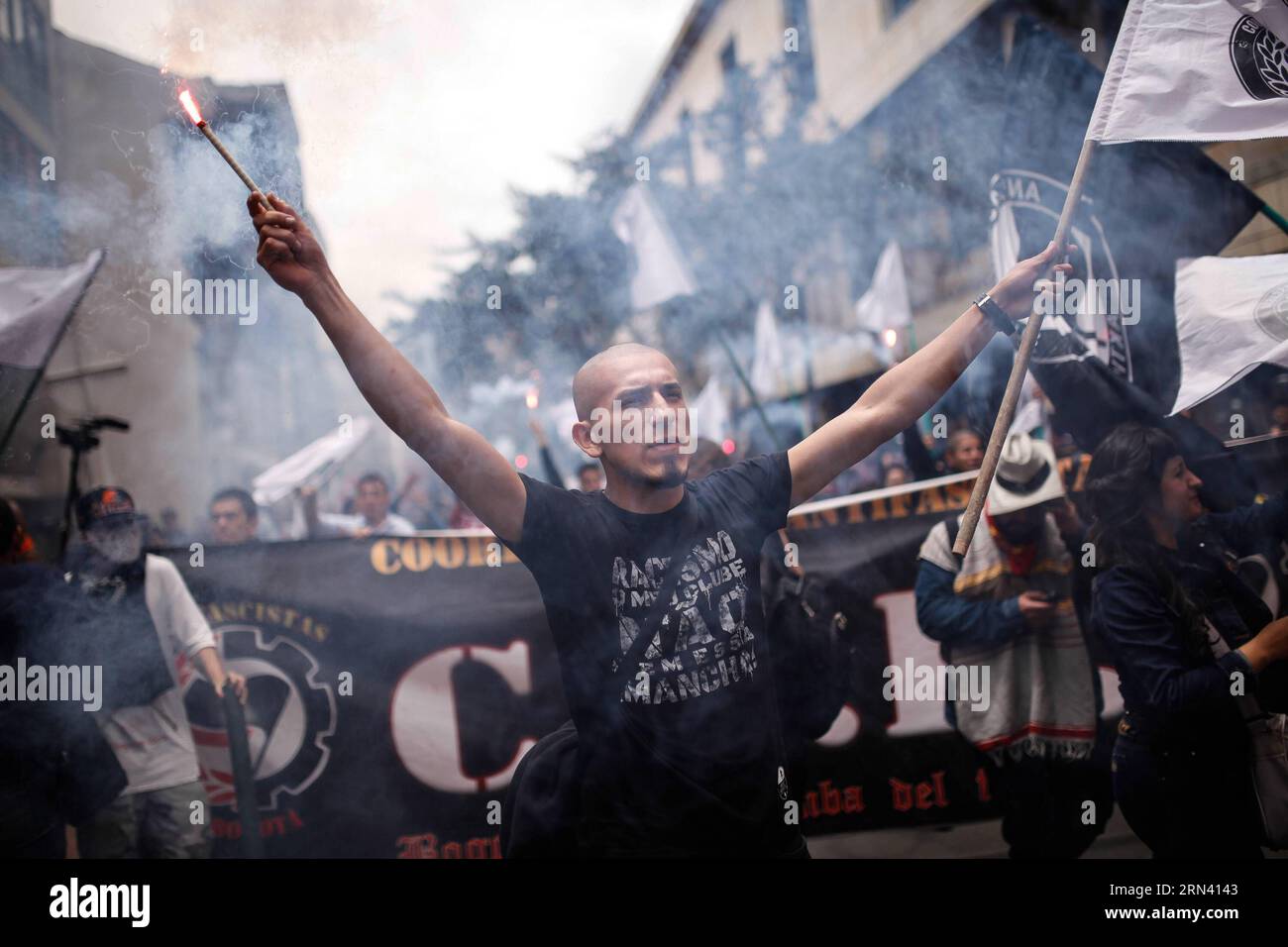 BOGOTA, 1. Mai 2015 -- Ein Mann nimmt am 1. Mai 2015 an einem marsch zum Comemmoration of May Day in Bogota, Kolumbien, Teil. Der Internationale Tag der Arbeiter, auch als Tag der Arbeit oder Mai bekannt, erinnert an den Kampf der Arbeiter in den Industrieländern im 19. Jahrhundert für bessere Arbeitsbedingungen. Jhon Paz) (azp) KOLUMBIEN-BOGOTA-SOCIETY-MAY DAY e Jhonpaz PUBLICATIONxNOTxINxCHN Bogota 1. Mai 2015 ein Mann nimmt AM 1. Mai 2015 an einem Marsch des Maitages in Bogota Kolumbien Teil der Internationale Tag der Arbeiter, der so bekannt ist als Tag der Arbeit oder Mai, erinnert an den Kampf der Arbeiter in den Ländern der Stockfoto