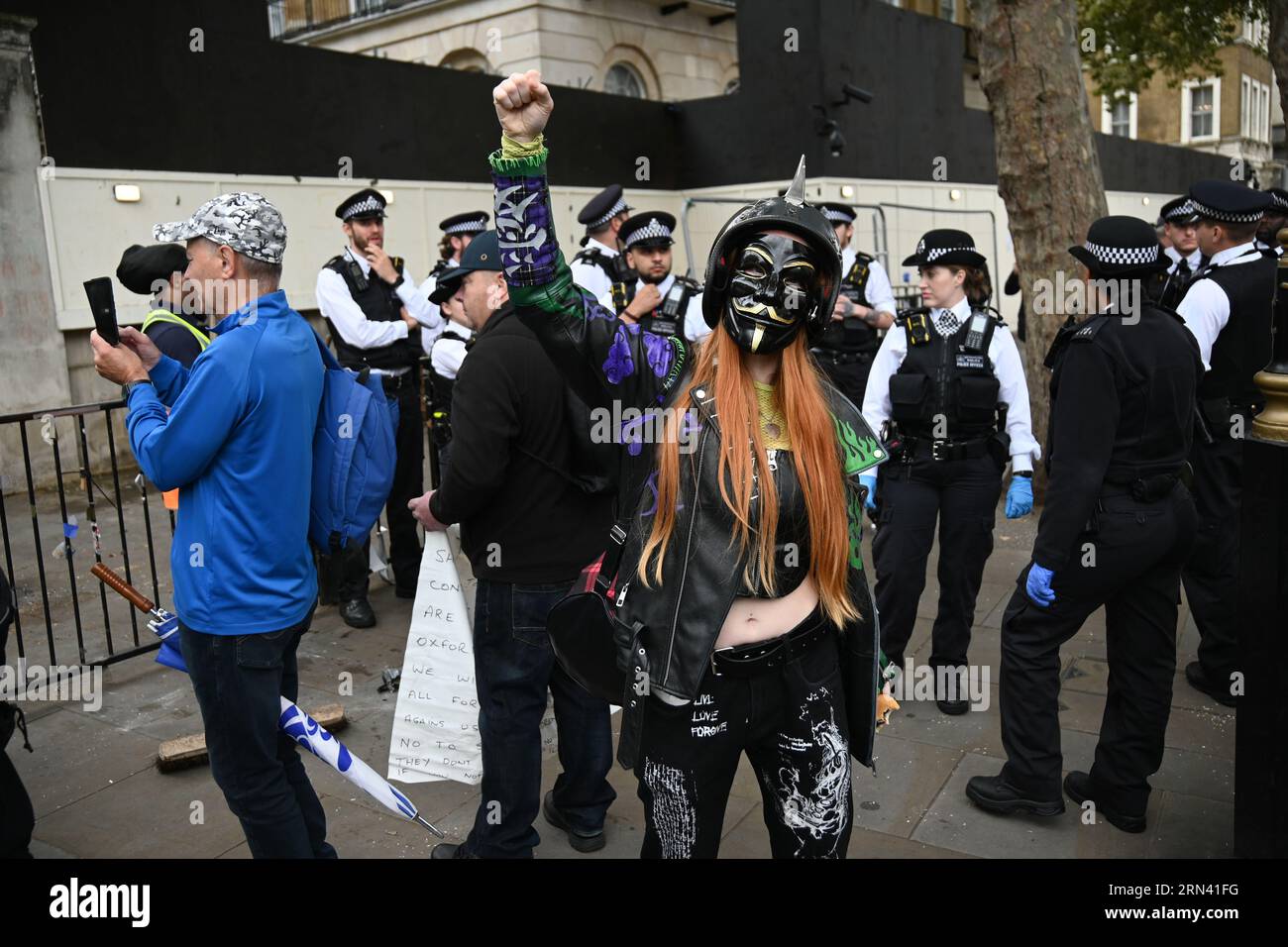 Downing Street, London, Großbritannien. August 2023 31. Etwa 50 Polizeibeamte räumten das Protestgebiet, das ein Jahr lang außerhalb der Downing Street errichtet worden war. Das gesamte Personal, der Tisch und der Stuhl des Tierheims und drei Hühner wurden in einen Van geladen. Kredit: Siehe Li/Picture Capital/Alamy Live News Stockfoto