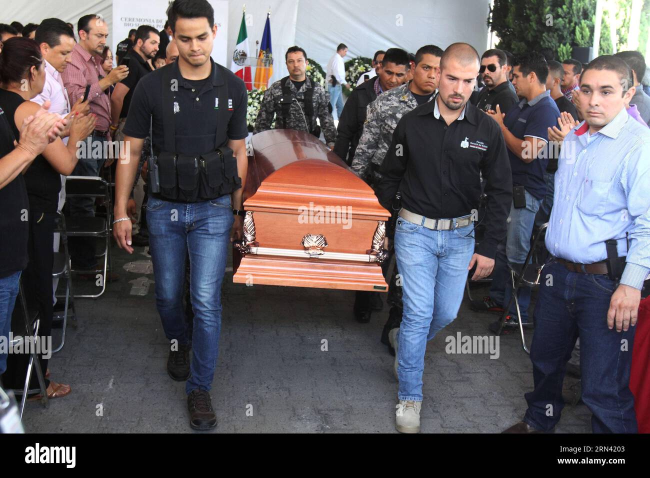 Die Menschen tragen den Sarg von Mario Alberto Jorge Olivares Castorena, einem Polizisten, der bei den gewalttätigen Handlungen am Freitag während seiner Beerdigung in Guadalajara, Bundesstaat Jalisco, Mexiko, am 2. Mai 2015 starb. Laut der lokalen Presse wurden bei einem Ausbruch der Gewalt Anfang Freitag in Teilen des westlichen mexikanischen Bundesstaates Jalisco mindestens sieben Menschen getötet und 19 weitere verletzt, wo die lokale Regierung eine Operation gegen ein Drogenkartell einleitete. STR) (da) MEXIKO-JALISCO-SECURITY-VIOLENCE e STR PUBLICATIONxNOTxINxCHN Prominente tragen den Sarg von Mario Alberto Jorge Olivares ein Polizist Thatcher starb in Stockfoto