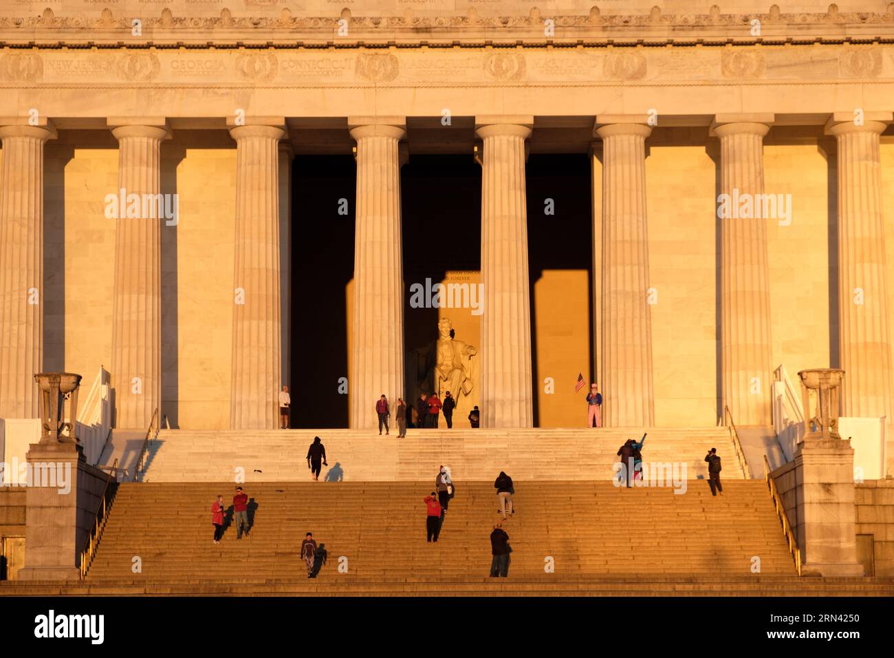 WASHINGTON DC, Vereinigte Staaten – das Lincoln Memorial, das Abraham Lincoln, dem 16. Präsidenten der Vereinigten Staaten, gewidmet ist, gilt als Wahrzeichen der National Mall. Es symbolisiert das Engagement der Nation für Einheit und Gleichheit, wobei Lincolns Figur den Vorsitz über den Reflecting Pool führt und Inschriften seiner berühmten Reden in seine Wände eingeätzt sind. Stockfoto