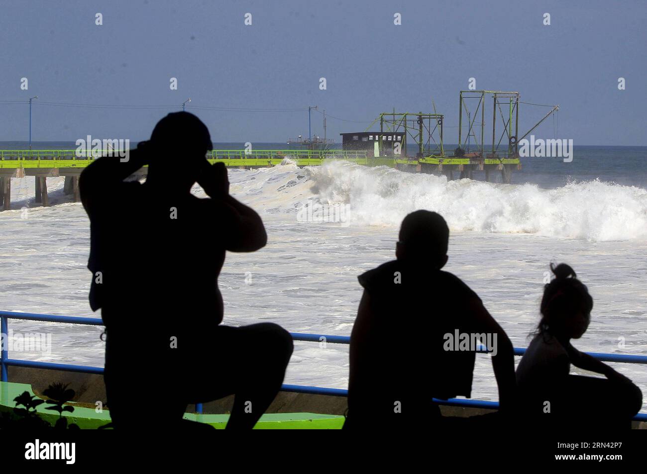 LA LIBERTAD, 3. Mai 2015 -- Bewohner beobachten die starken Wellen am Hafen von La Libertad, El Salvador, am 3. Mai 2015. Nach Angaben der lokalen Presse hat die Generaldirektion für den Katastrophenschutz von El Salvador aufgrund der Zunahme der Stärke und Größe der Wellen an der salvadorianischen Küste eine grüne Warnung für die Küstenzone des Landes ausgegeben. mehrere Familien wurden aufgrund von Schäden in ihren Häusern evakuiert. Luis Galdamez) (da) El SALVADOR-LA LIBERTAD-UMWELT-KLIMA e LuisxGaldamez PUBLICATIONxNOTxINxCHN La Libertad 3. Mai 2015 Einwohner Beobachten Sie die starken Wellen IM Hafen von La Stockfoto