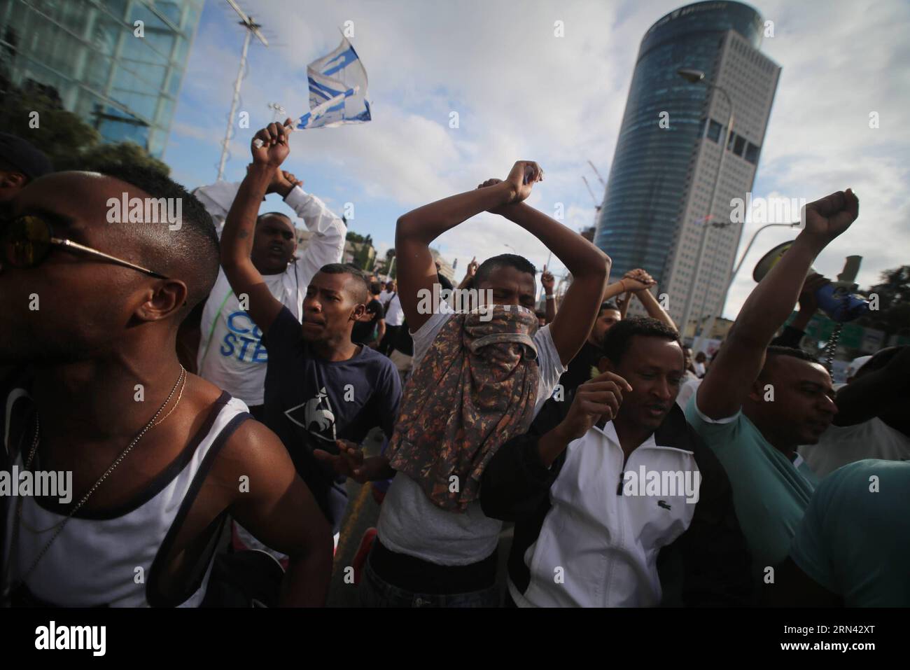 TEL AVIV, 3. Mai 2015 – israelisch-äthiopische Demonstranten nehmen am 3. Mai 2015 an einer Anti-Rassismus-Kundgebung in Tel Aviv, Israel, Teil. Tausende israelische Äthiopier und ihre Anhänger demonstrierten am Sonntag an verschiedenen Orten in Tel Aviv aus Protest gegen Polizeigewalt und Rassismus. Sie blockierten wichtige Straßen, einschließlich eines Teils einer Autobahn, und verursachten während der Hauptverkehrszeit riesige Staus in Zentralisrael. Dutzende Menschen wurden in der israelischen Finanzhauptstadt verletzt.) ISRAEL-TEL AVIV-ÄTHIOPISCHE DEMONSTRANTEN-ISRAELISCHE POLIZEI-KAMPF JINI PUBLICATIONxNOTxINxCHN Tel AVIV 3. Mai 2015 israelisch-äthiopische Demonstranten besuchen Anti R Stockfoto