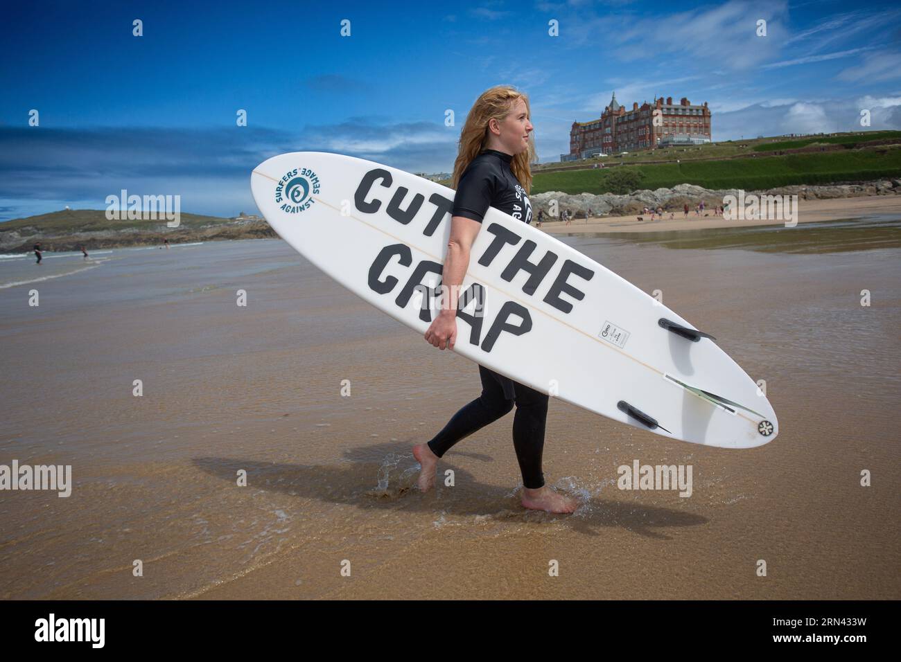 Fistral Beach Cornwall, Großbritannien, 23/07/2023 Surfer Against Sewage Izzy Ross , Campaigns Manager Stockfoto
